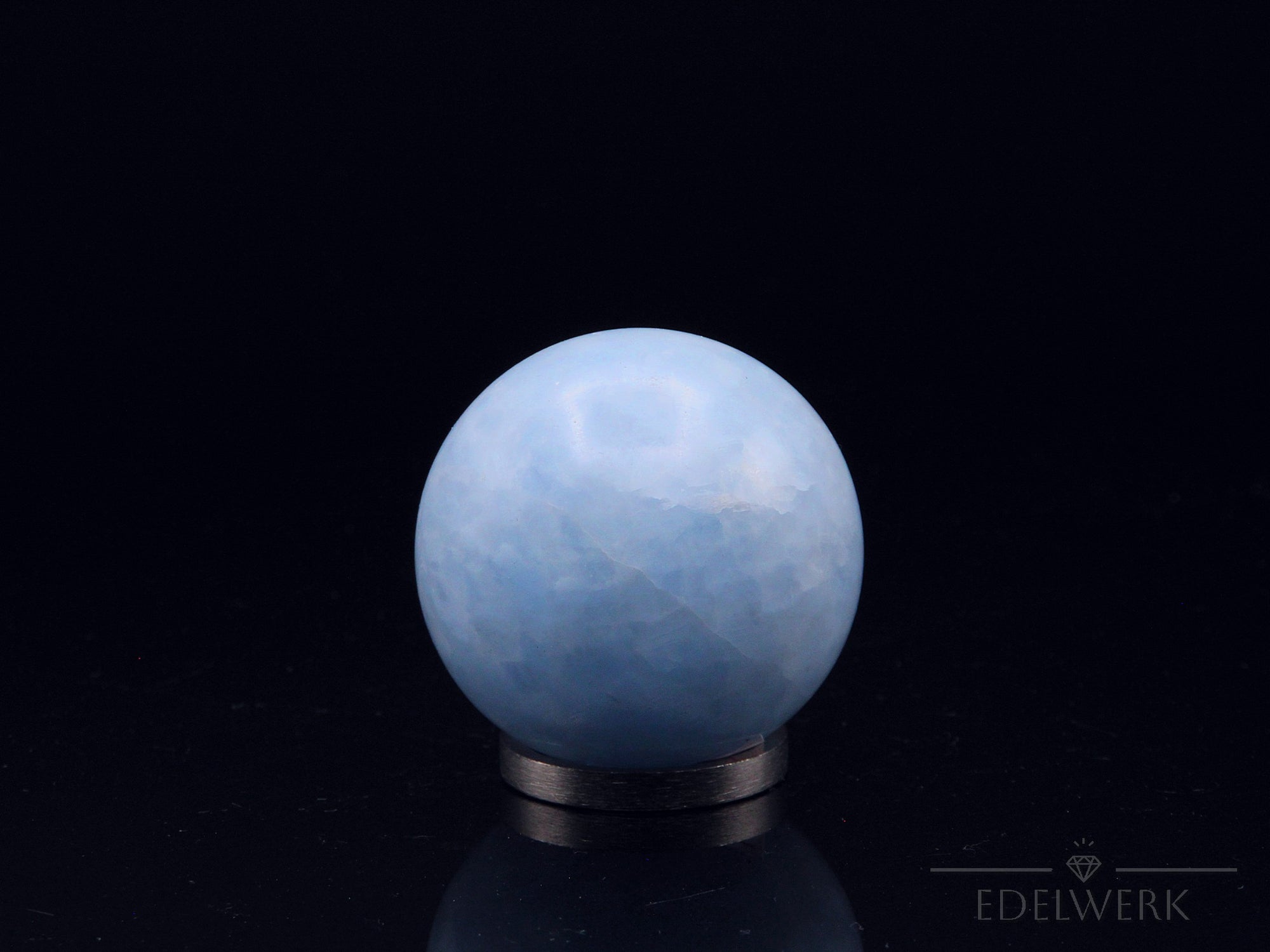 Strahlender Blauer Calcit, Heilstein für spirituelle Entspannung, blaue glänzende Form.
