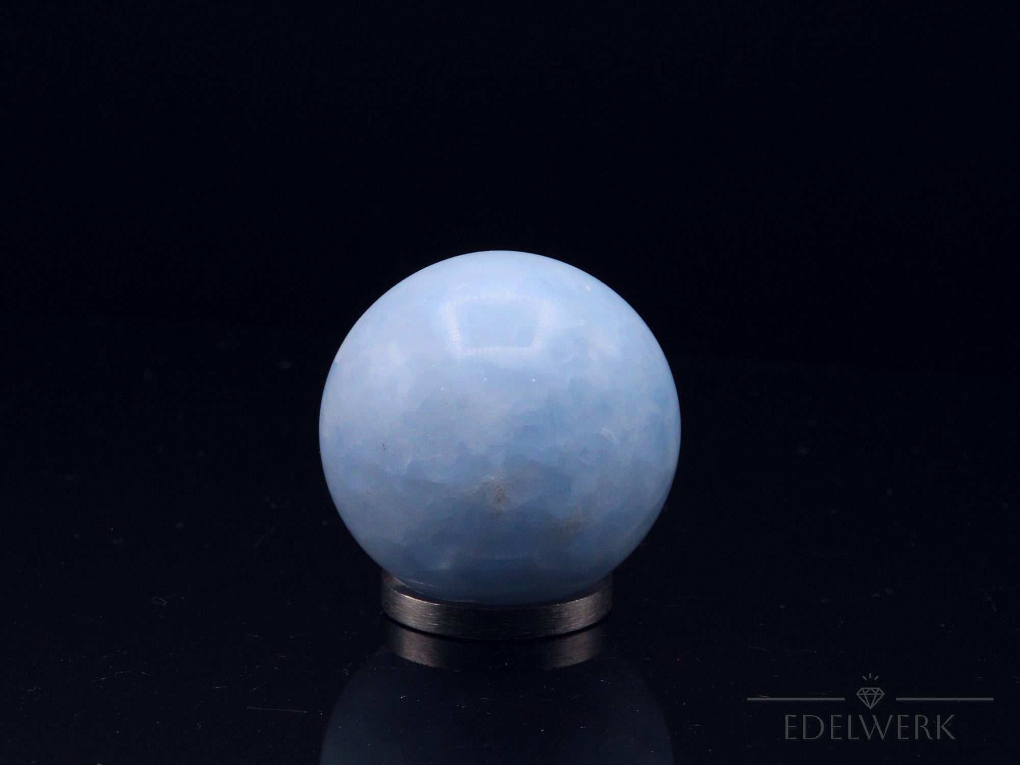 Strahlender Blauer Calcit, fördert meditative Ruhe, blaue Kristallstruktur.