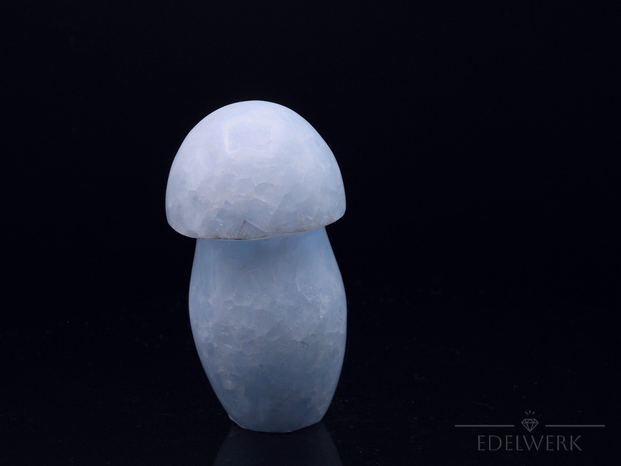 Blauer Calcit Heilstein, Heilstein für spirituelle Harmonie, blaue glänzende Form.