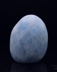 Blauer Calcit Heilstein, fördert spirituelle Balance, blaue Kristalloberfläche.