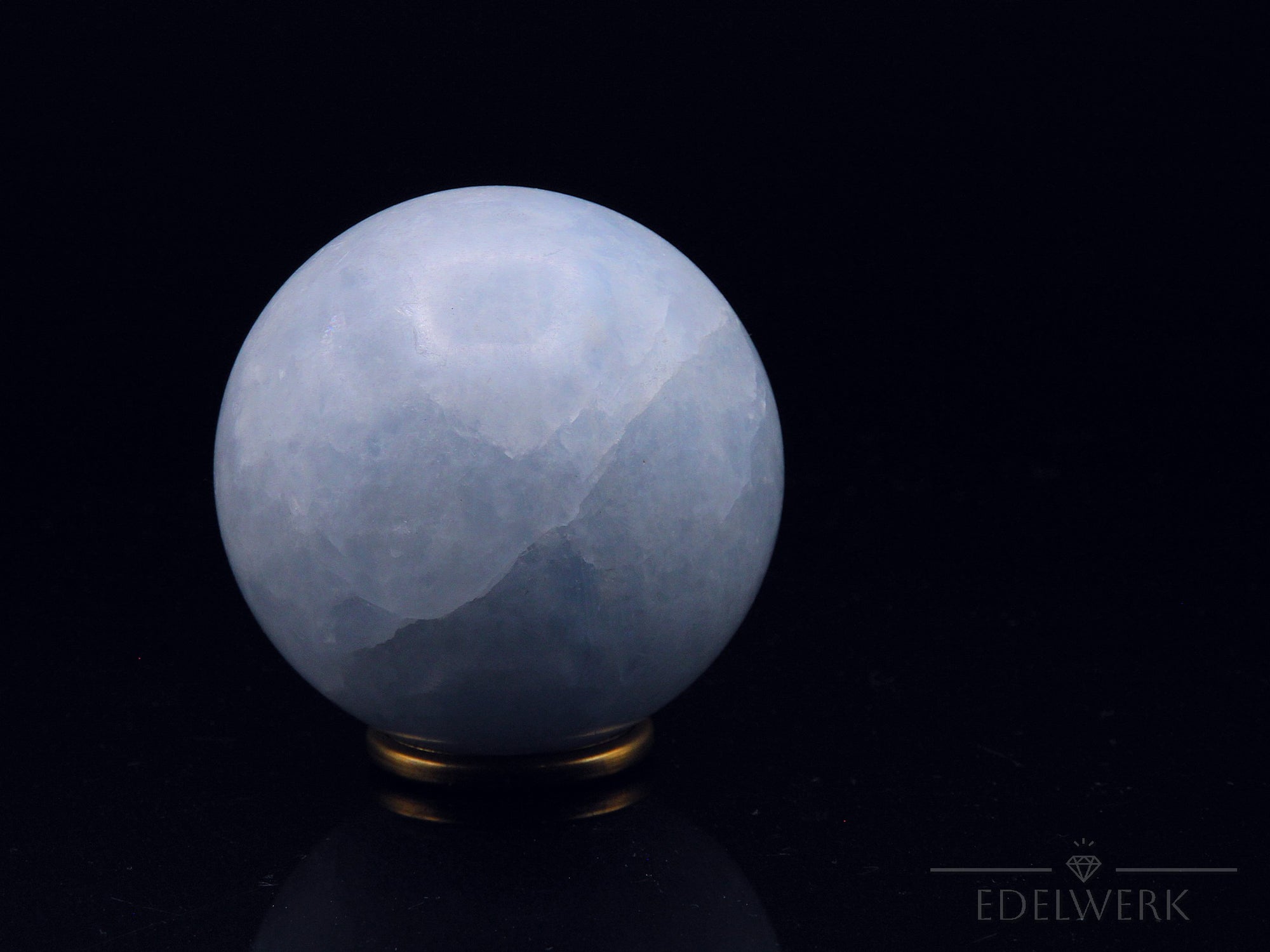 Klarer Blauer Calcit, fördert meditative Ruhe, durchsichtige blaue Oberfläche.