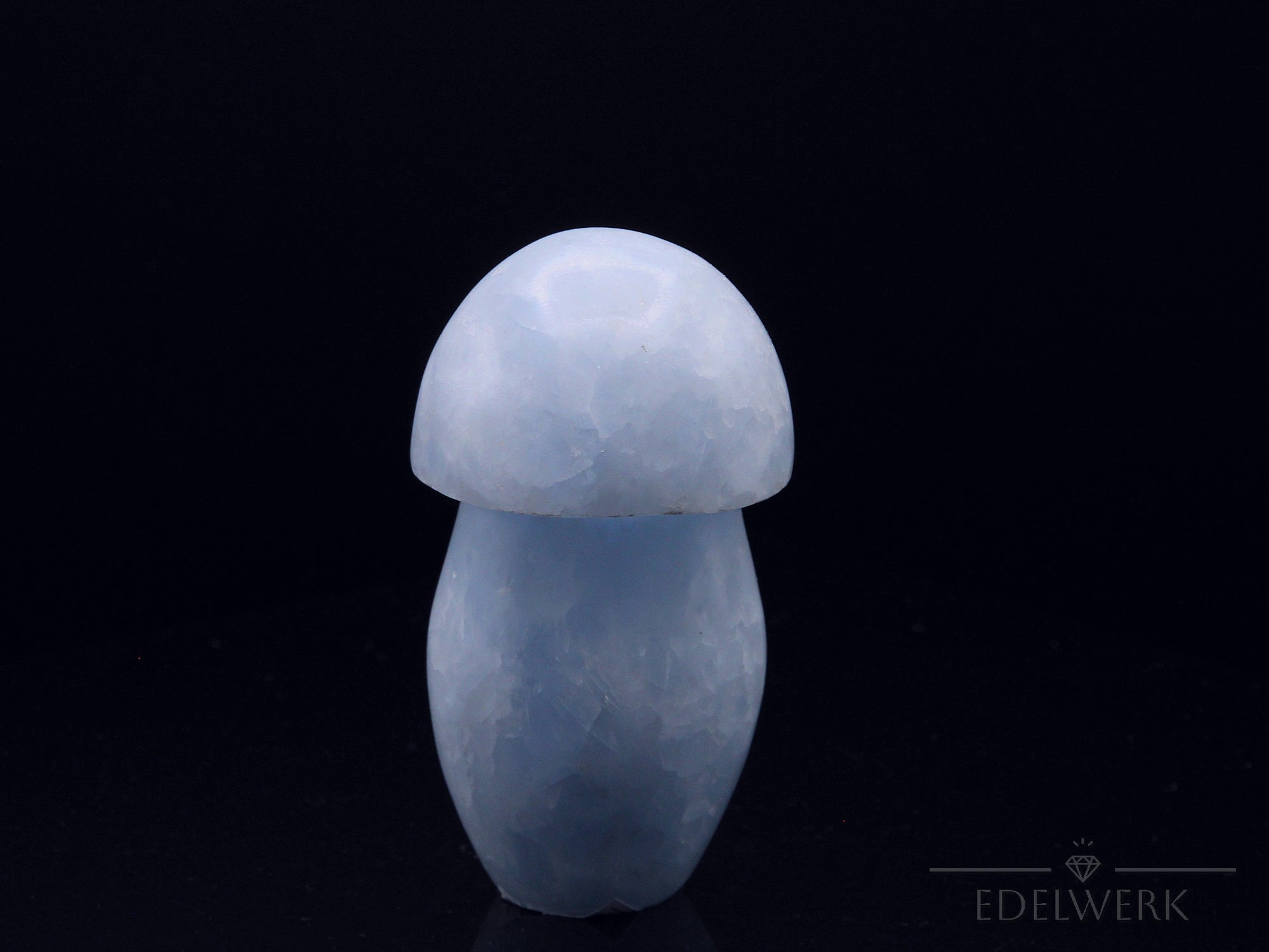 Blauer Calcit Heilstein, fördert meditative Balance, blaue Kristallstruktur.