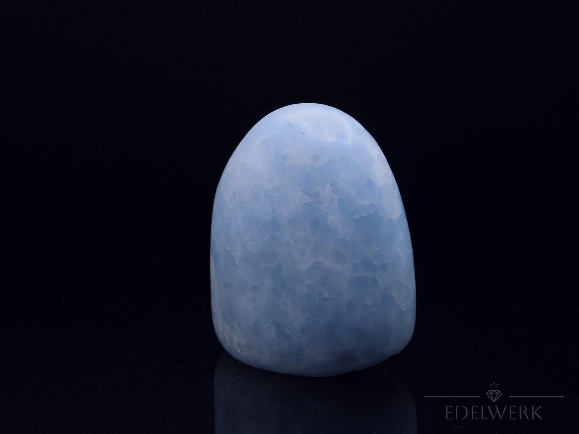 Blauer Calcit Heilstein, Heilstein für meditative Entspannung, blaue glänzende Form.