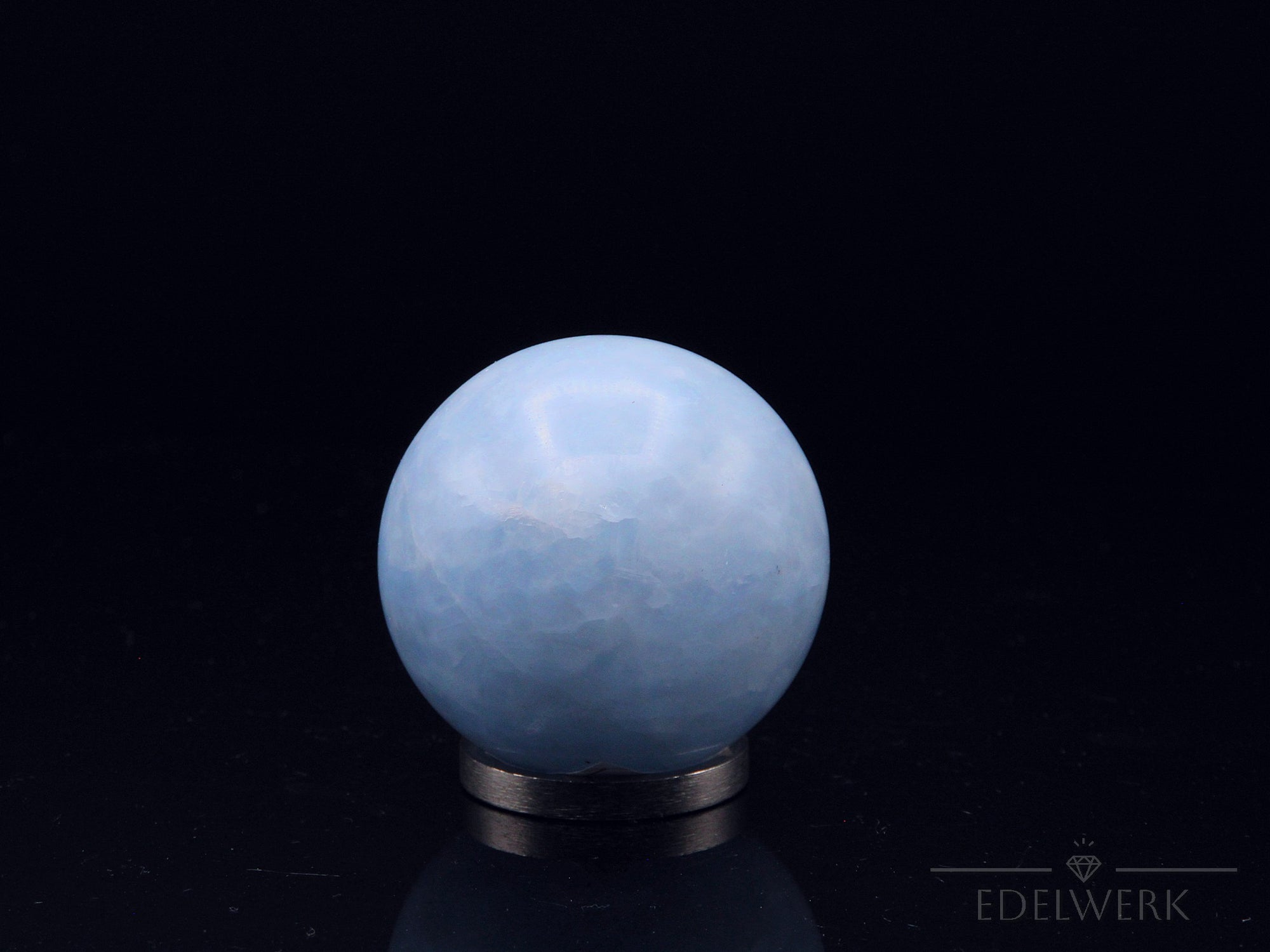 Strahlender Blauer Calcit, Heilstein für innere Balance, blaue Oberfläche.
