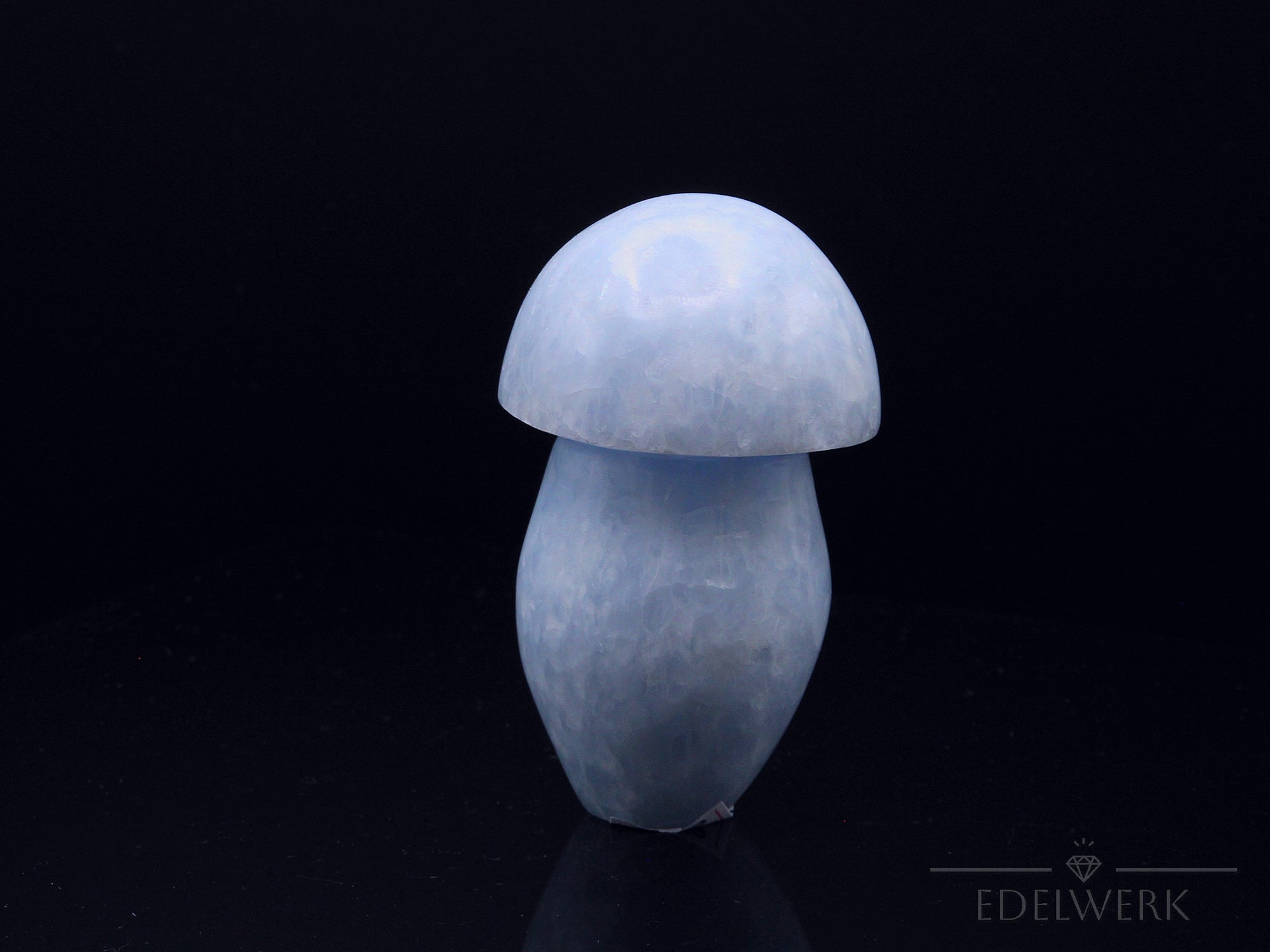 Strahlender Blauer Calcit, Heilstein für meditative Entspannung, blaue glänzende Form.