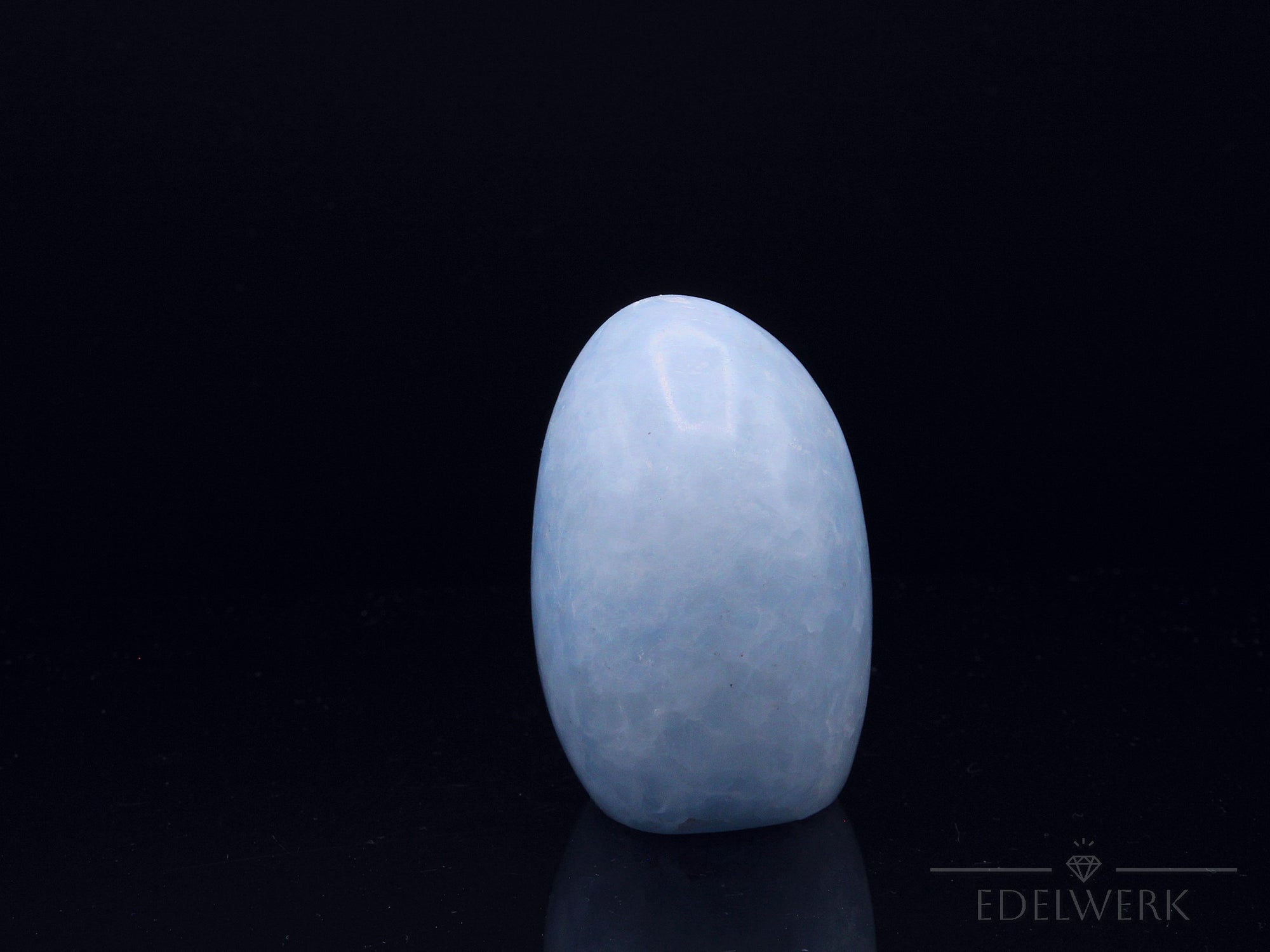 Strahlender Blauer Calcit, Heilstein für meditative Kommunikation, blaue Oberfläche.