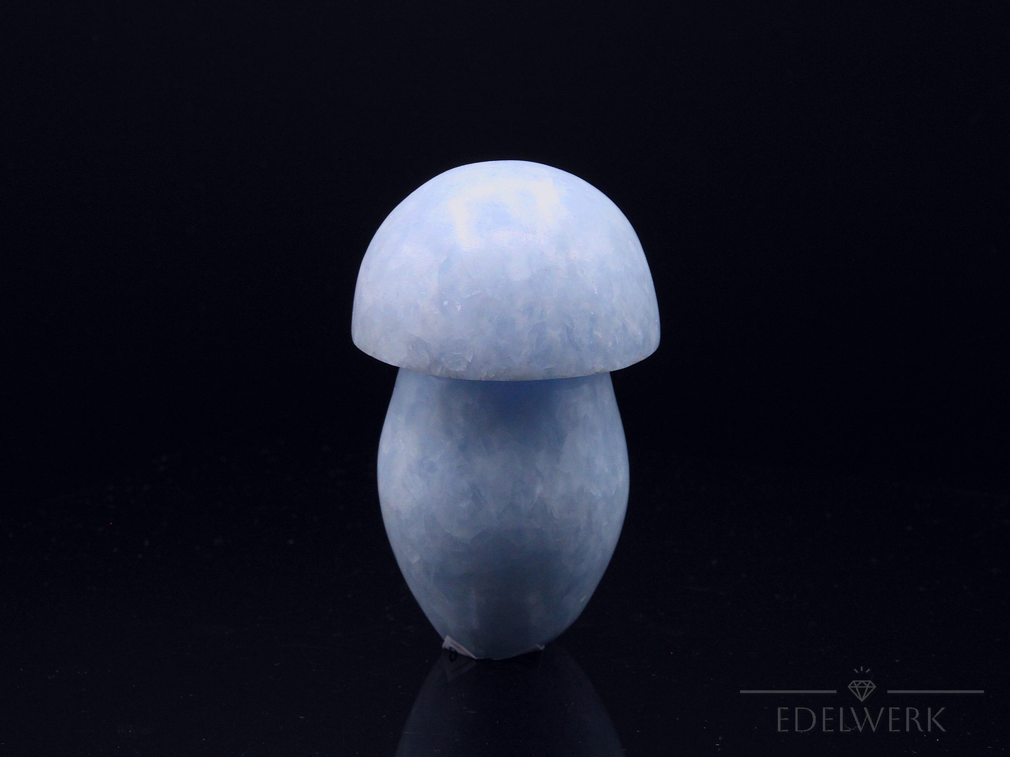 Strahlender Blauer Calcit, fördert spirituelle Harmonie, blaue Kristallstruktur.