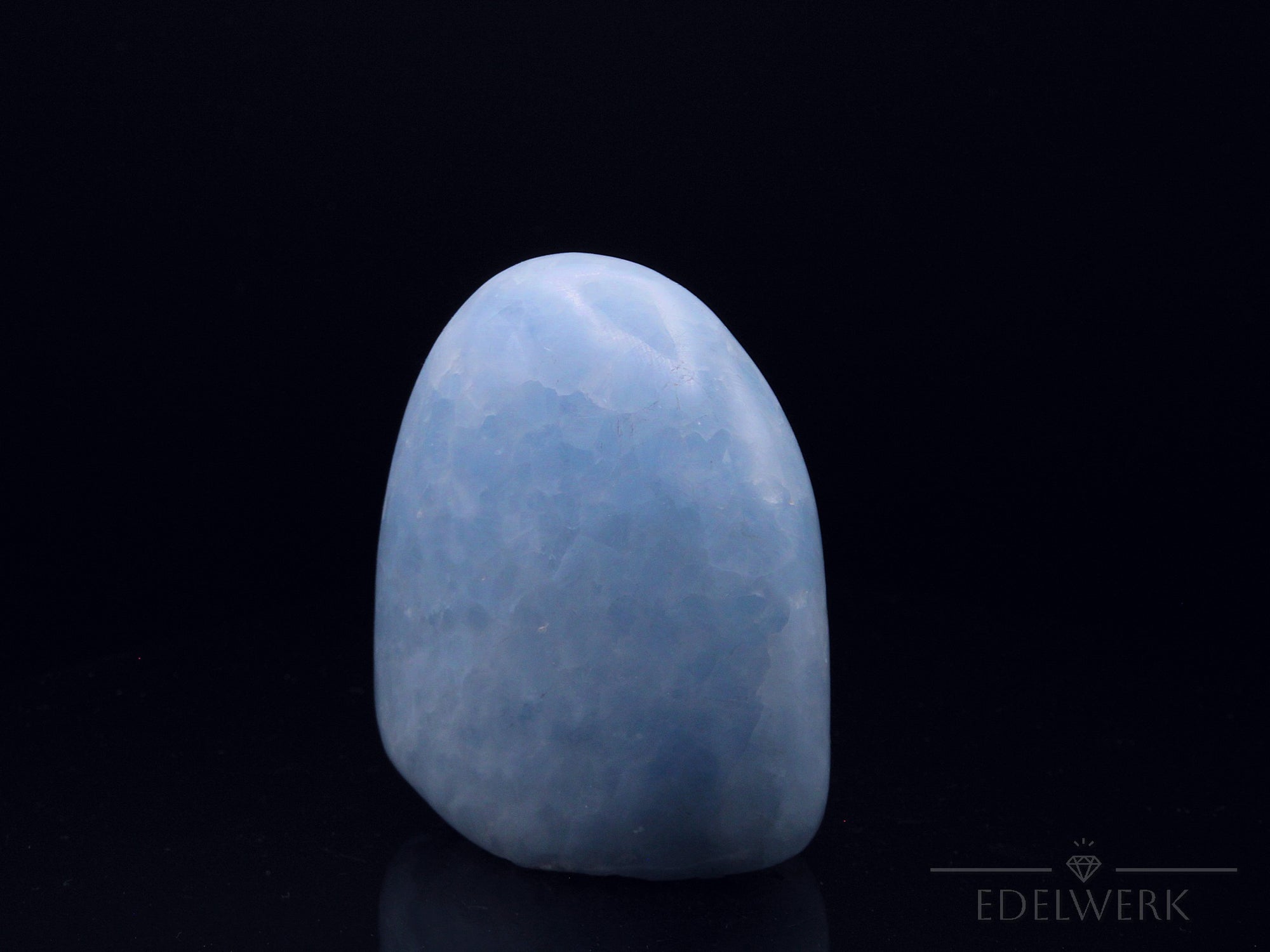 Blauer Calcit Heilstein, fördert spirituelle Ruhe, blaue Kristallstruktur.