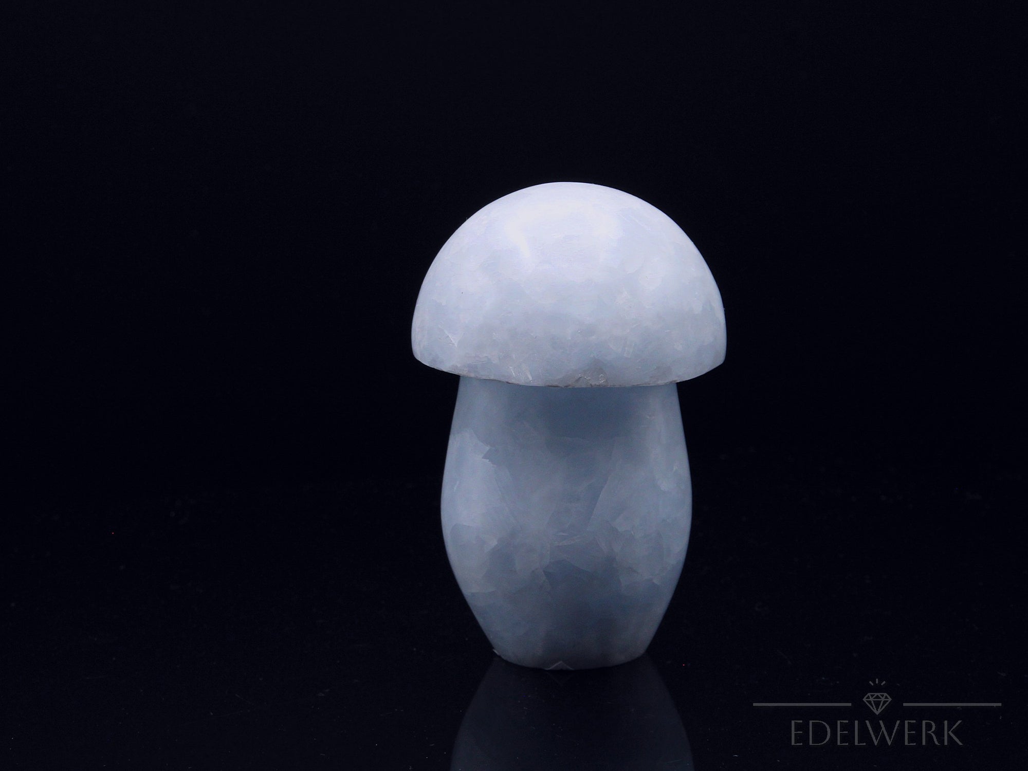 Klarer Blauer Calcit, fördert meditative Klarheit, durchsichtige blaue Oberfläche.