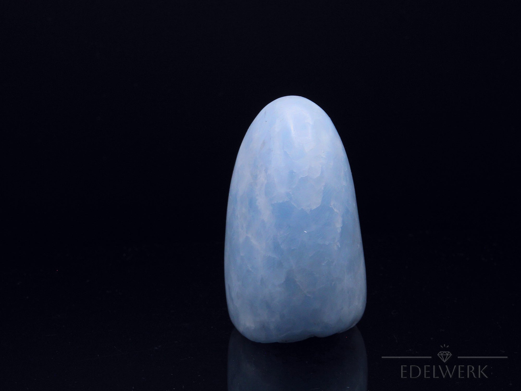 Blauer Calcit Heilstein, Heilstein für innere Balance, blaue Oberfläche.