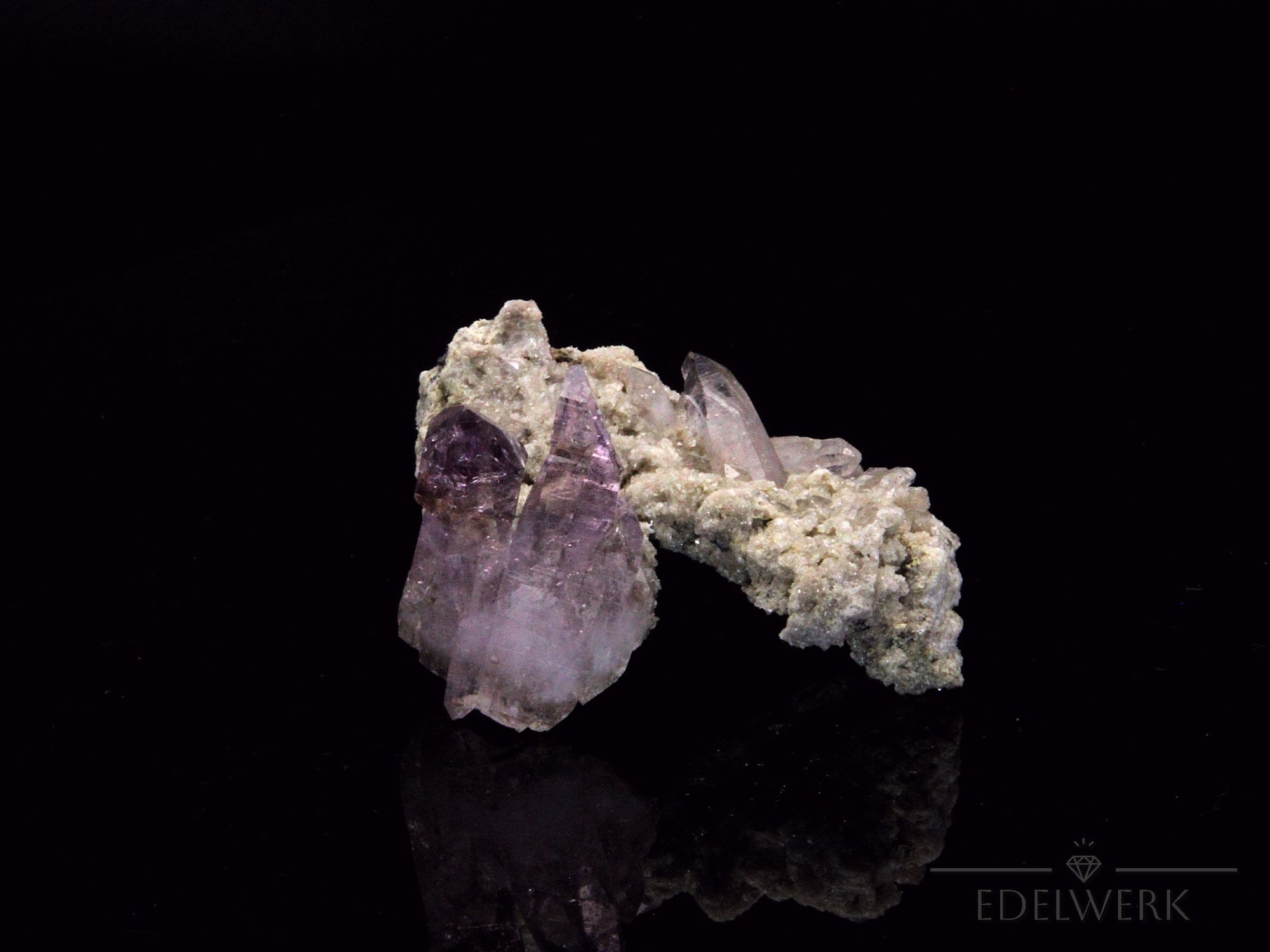 Natürlicher Brandbergamethyst, Heilstein für klare Entspannung, violette Kristalle.