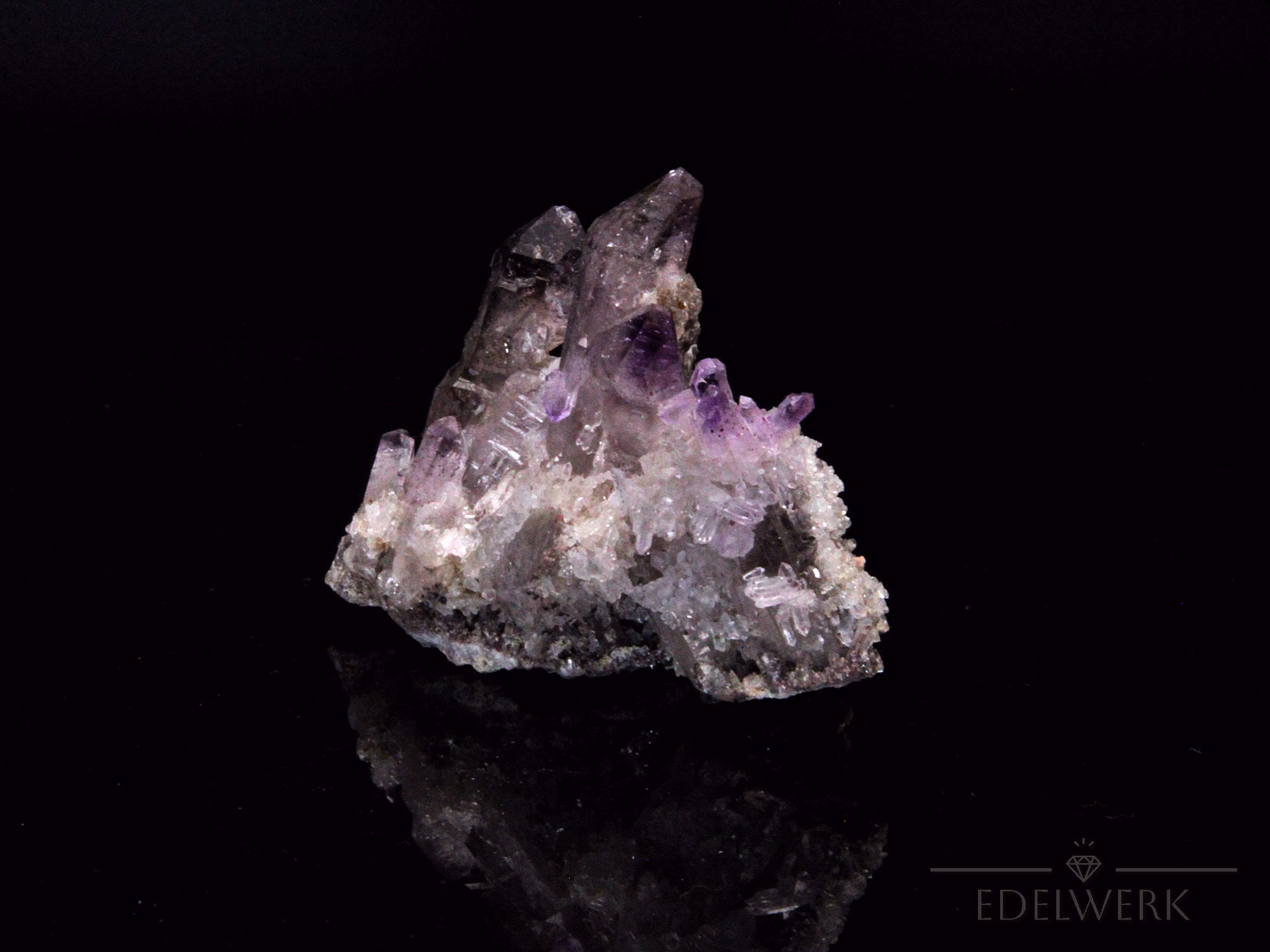 Brandbergamethyst Heilstein, fördert harmonische Energie, violette glänzende Struktur.