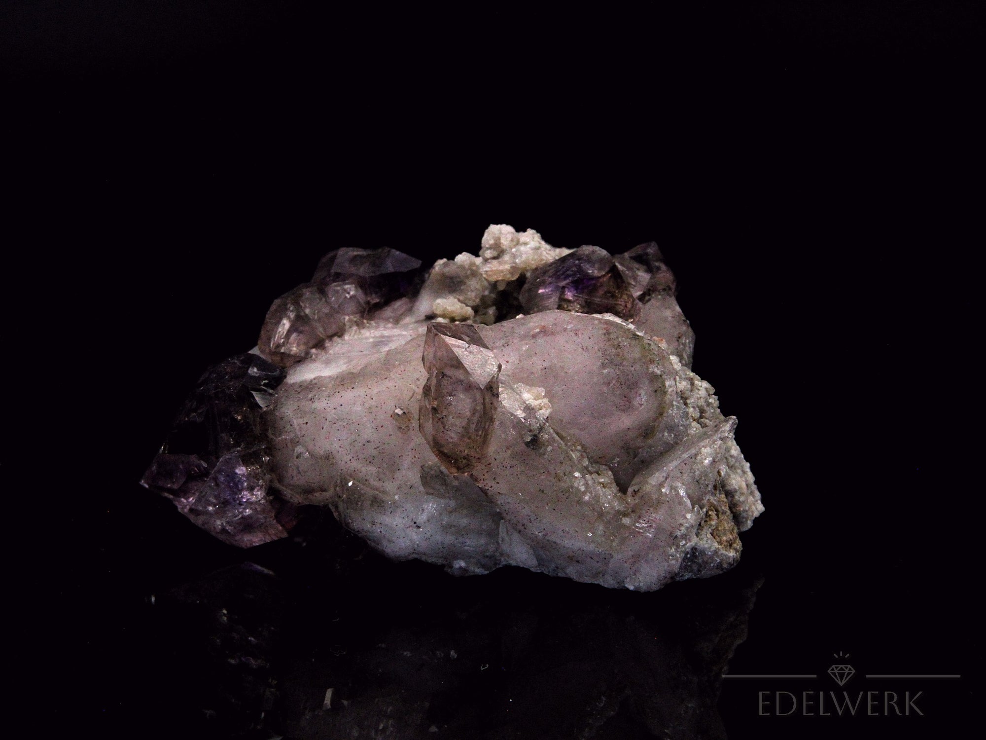 Natürlicher Brandbergamethyst, Heilstein für energetische Kraft, violette ungeschliffene Form.