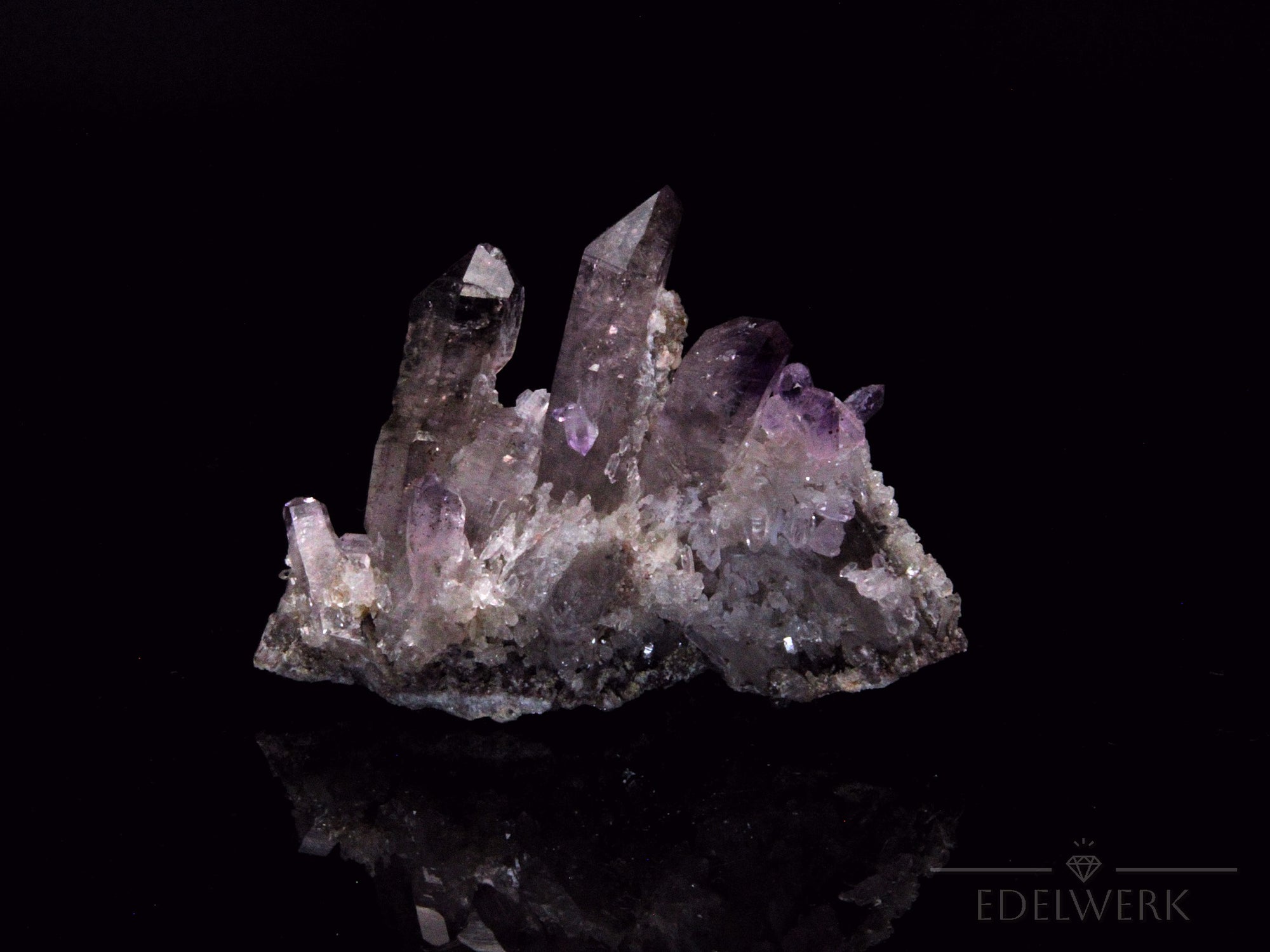 Brandbergamethyst Heilstein, fördert schützende Ruhe, violette glänzende Kristalle.