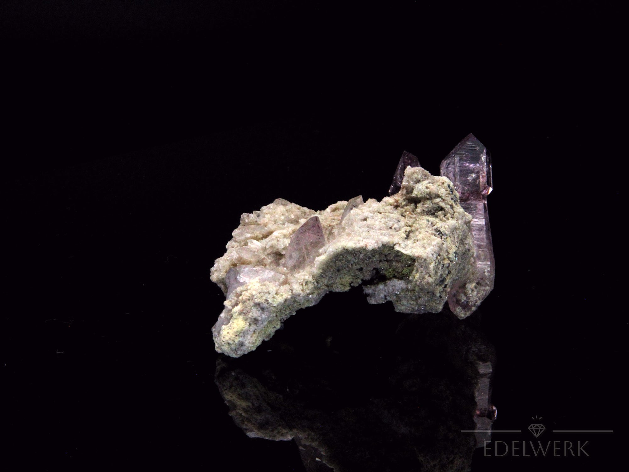 Natürlicher Brandbergamethyst, fördert spirituelle Ruhe, violette natürliche Struktur.
