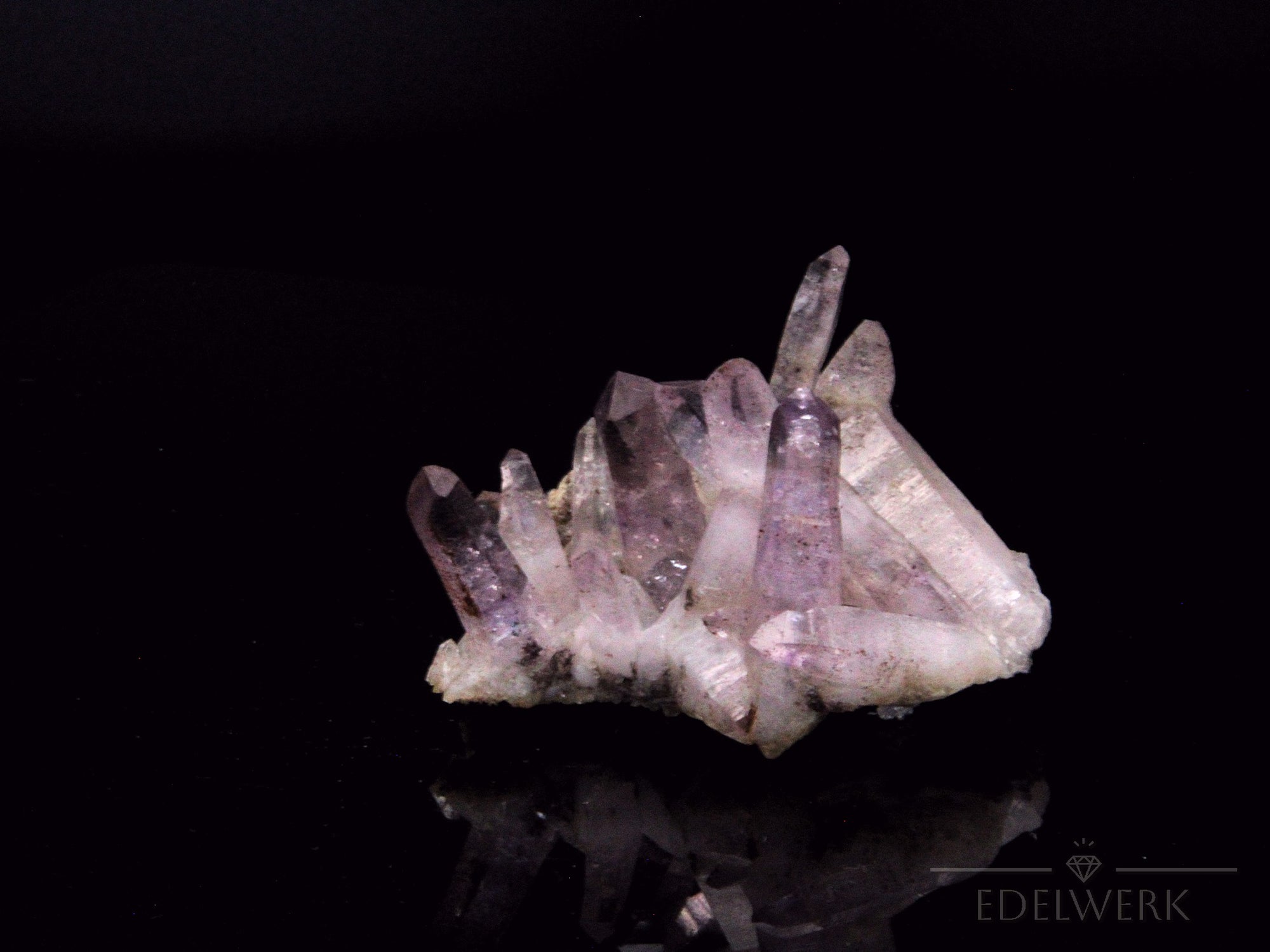 Strahlender Brandbergamethyst, Heilstein für meditative Energie, violette Oberfläche.