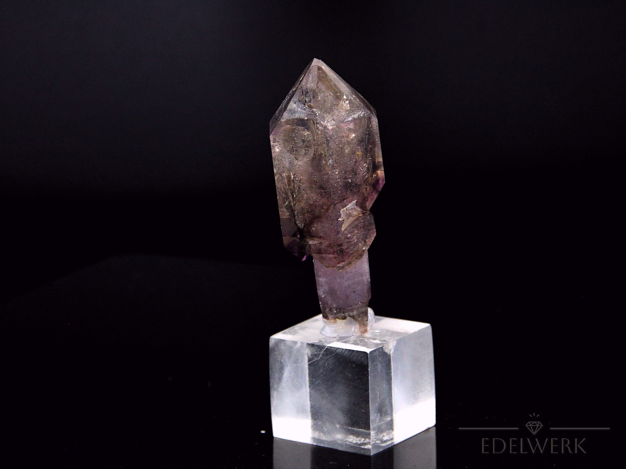 Strahlender Brandbergamethyst, fördert ruhige Energie, violette glänzende Struktur.