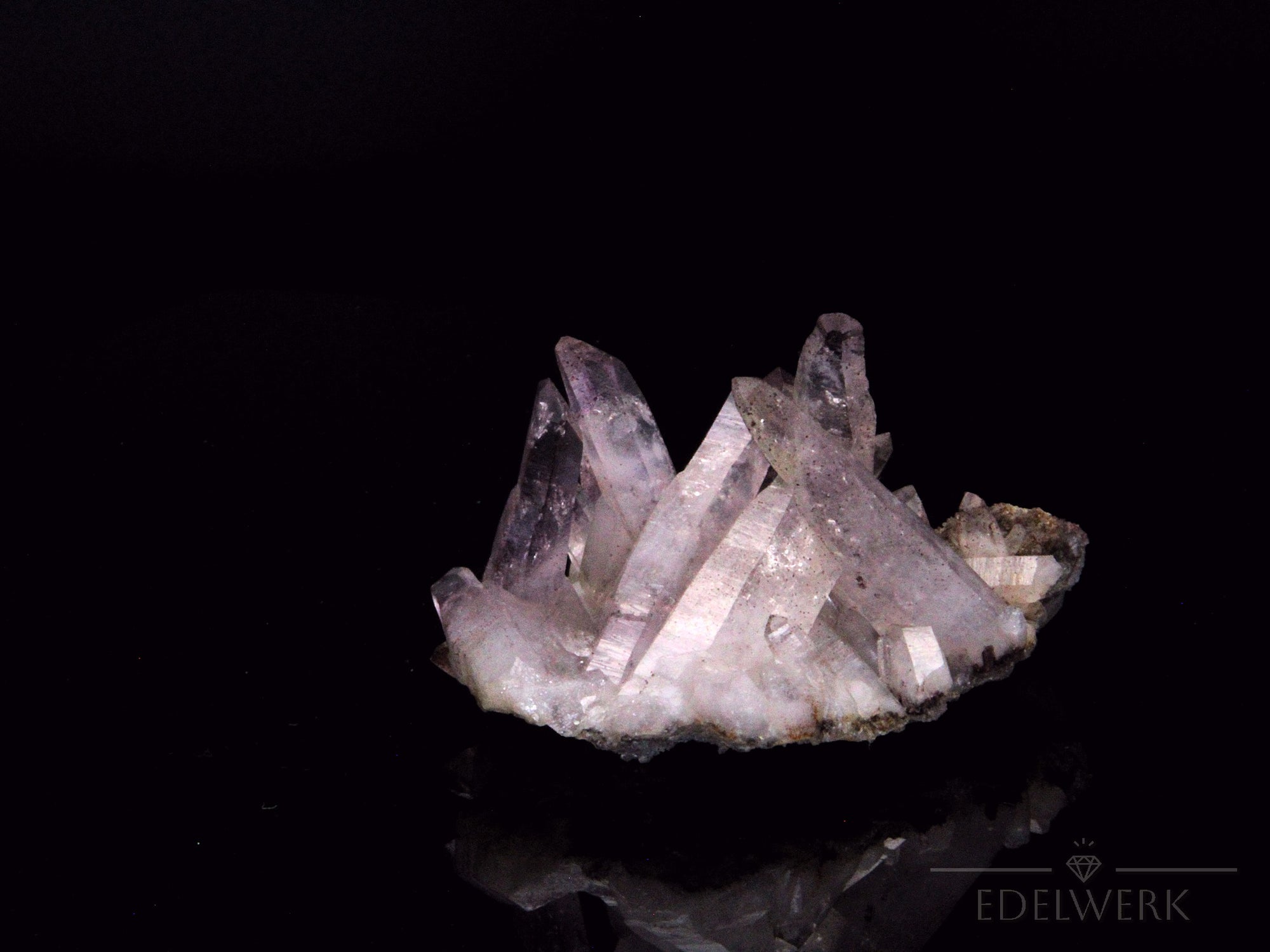 Strahlender Brandbergamethyst, fördert spirituelle Meditation, violette glänzende Form.