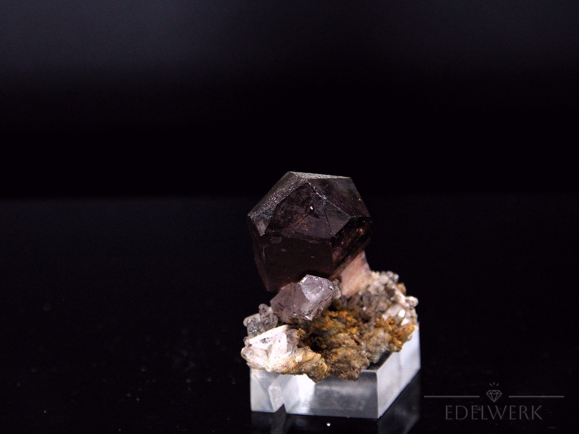 Strahlender Brandbergamethyst, Heilstein für innere Balance, violette Kristallstruktur.