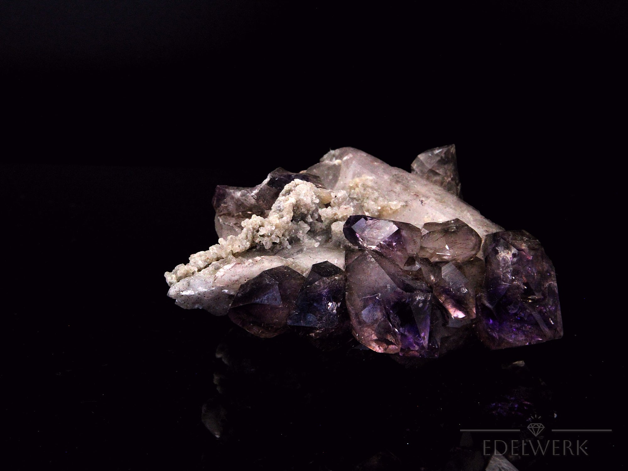 Brandbergamethyst Kristall, Heilstein für intuitive Balance, violette natürliche Oberfläche.