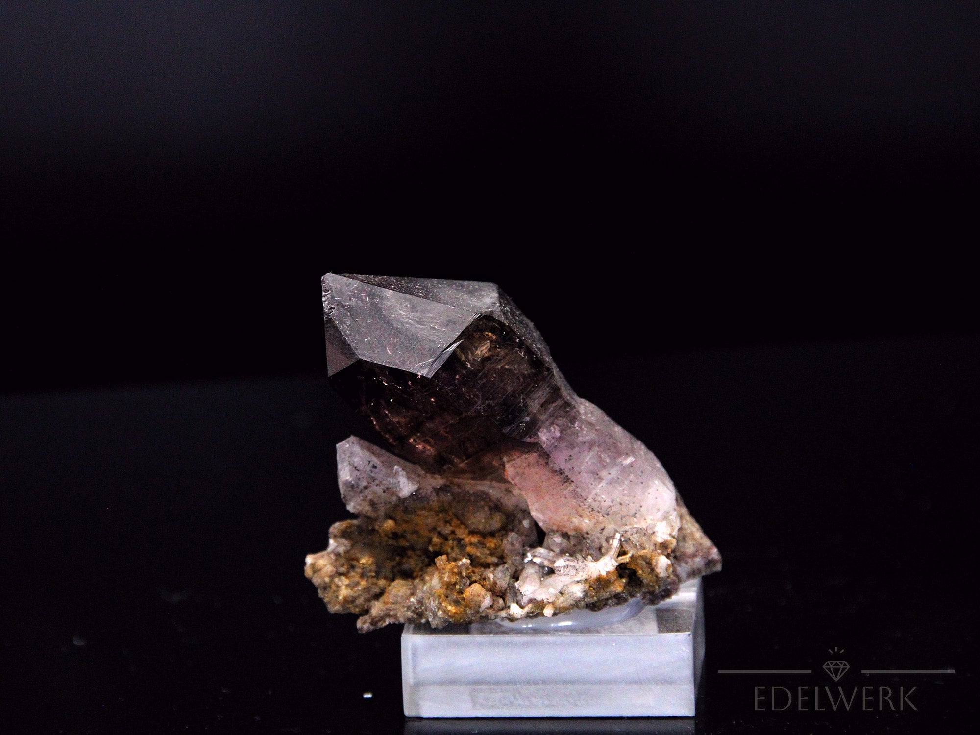 Strahlender Brandbergamethyst, fördert meditative Harmonie, violette strahlende Kristalle.