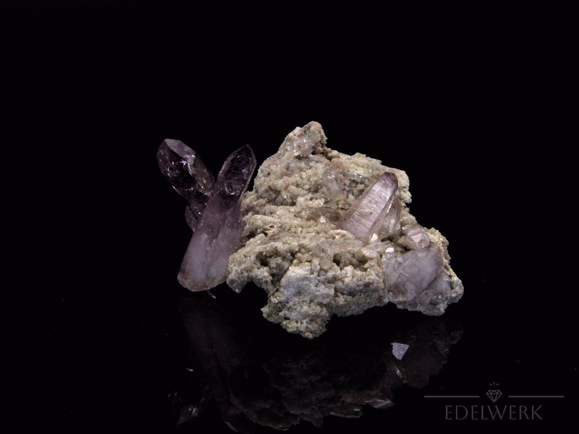 Natürlicher Brandbergamethyst, Heilstein für innere Klarheit, violette ungeschliffene Form.