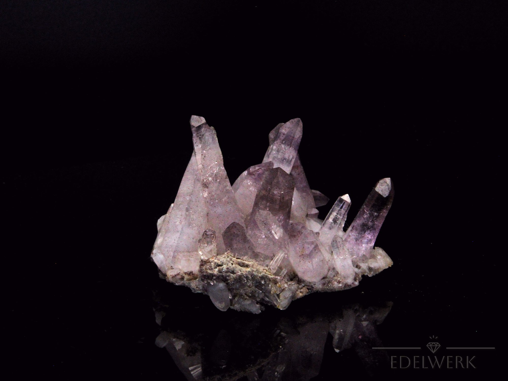 Brandbergamethyst Heilstein, fördert spirituelle Balance, violette natürliche Form.