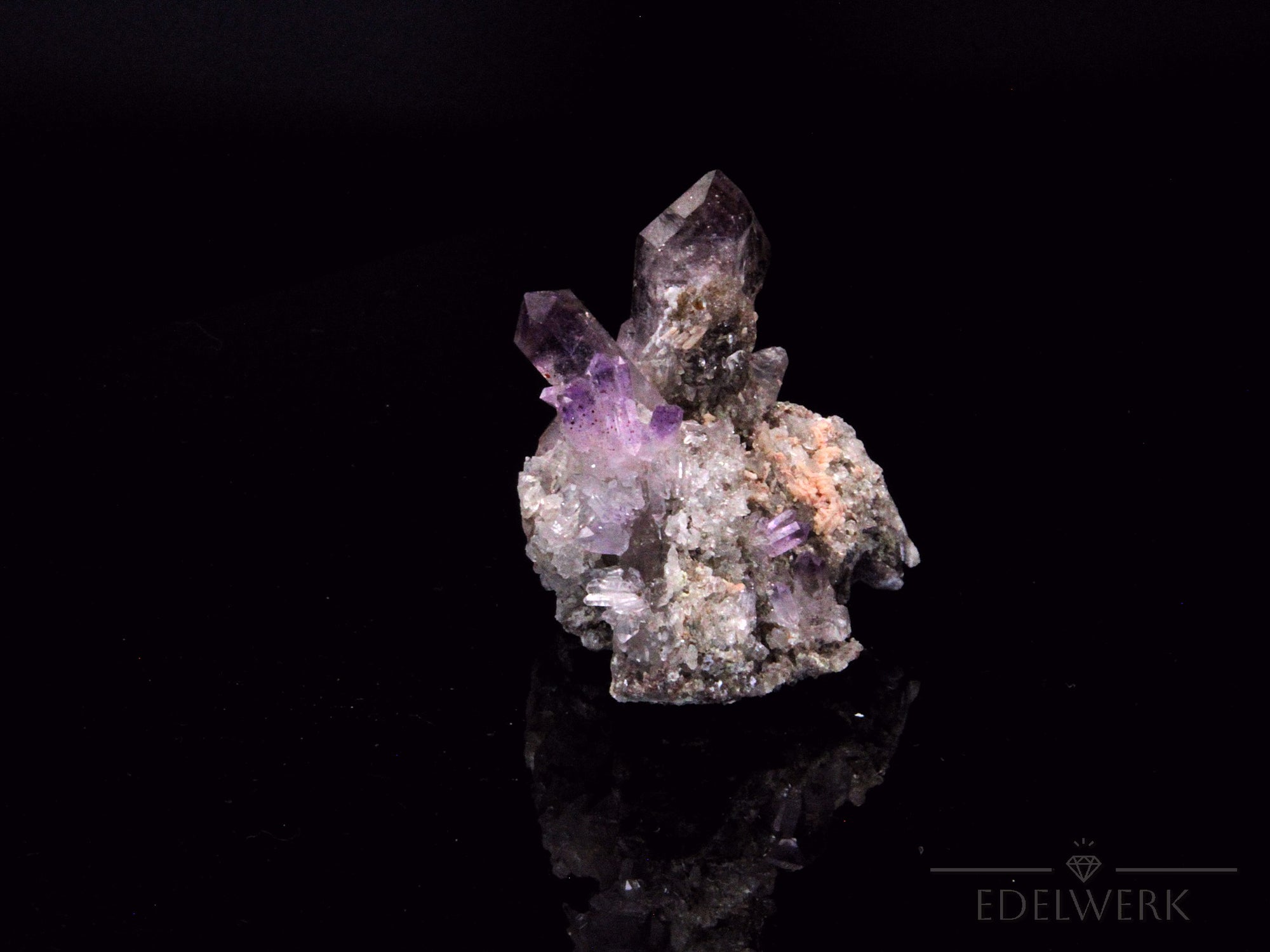 Brandbergamethyst Heilstein, fördert Schutz und Ausgeglichenheit, violette Form.