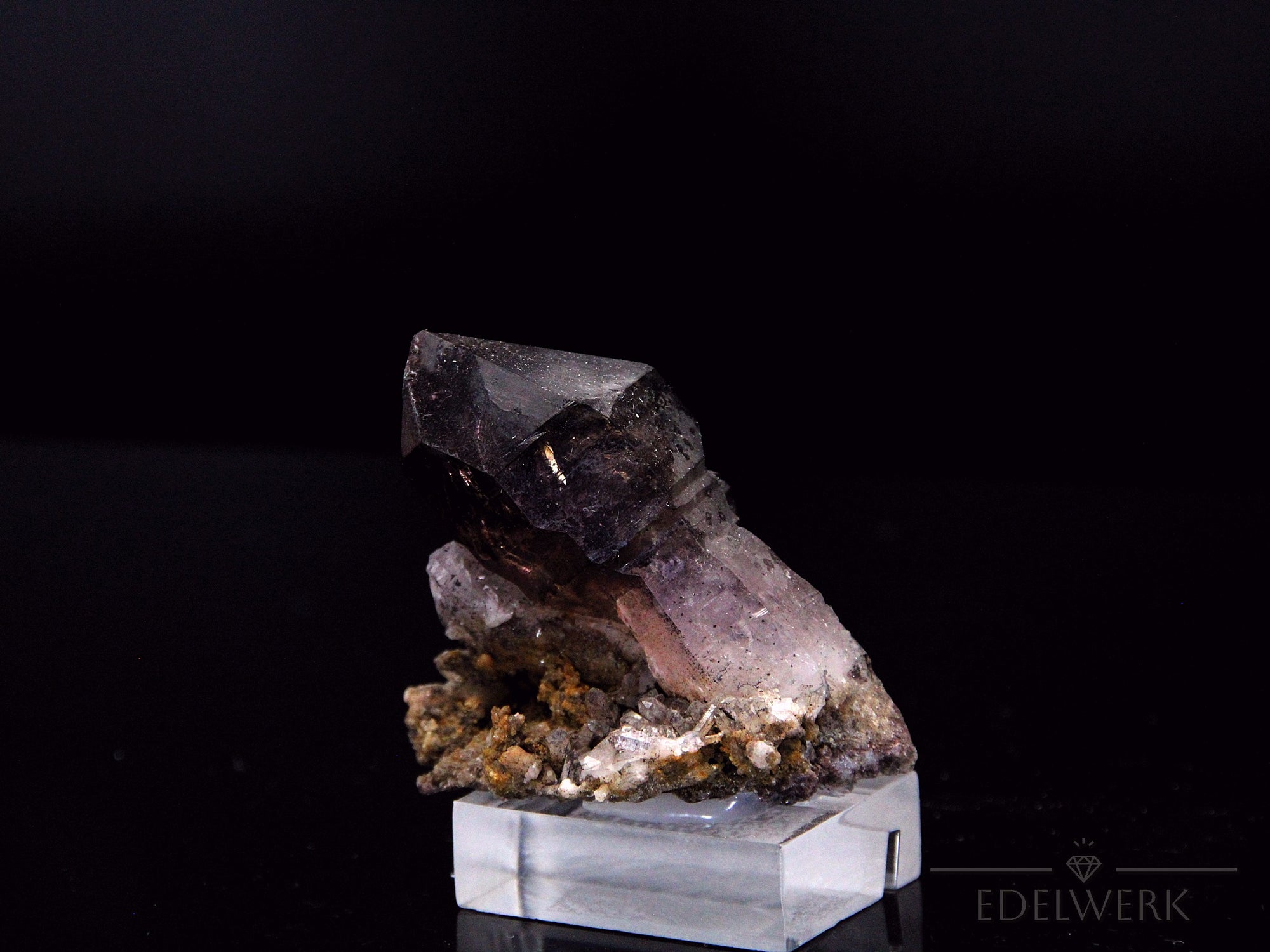 Strahlender Brandbergamethyst, Heilstein für spirituelle Meditation, violette Oberfläche.