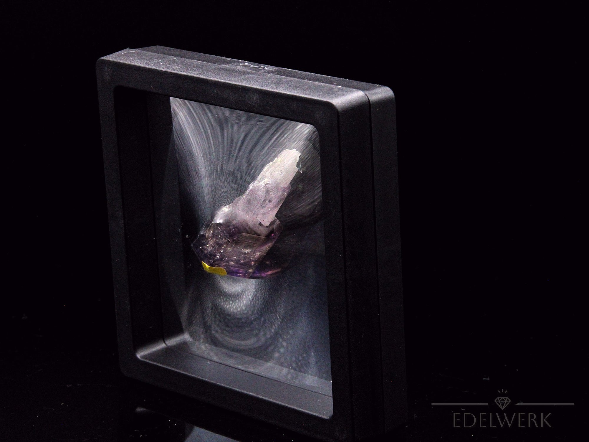 Strahlender Brandbergamethyst, Heilstein für harmonische Energie, violette Oberfläche.