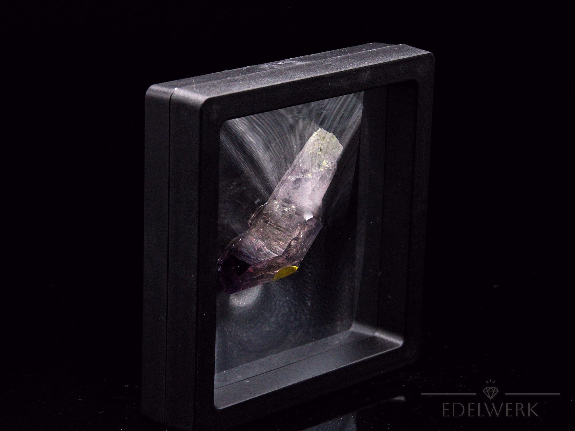 Strahlender Brandbergamethyst, fördert spirituelle Harmonie, violette glänzende Form.