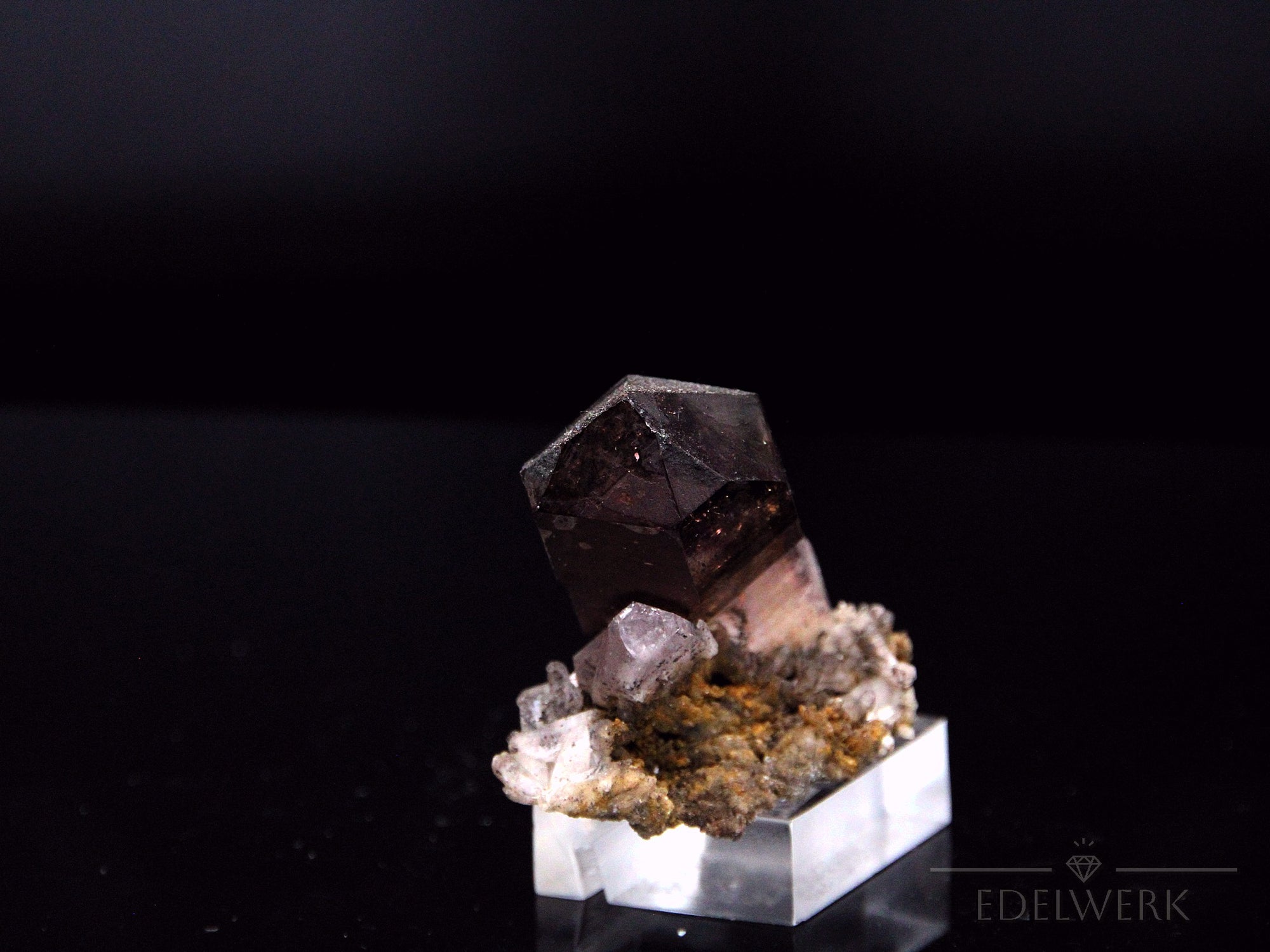 Strahlender Brandbergamethyst, Heilstein für meditative Entspannung, violette Oberfläche.