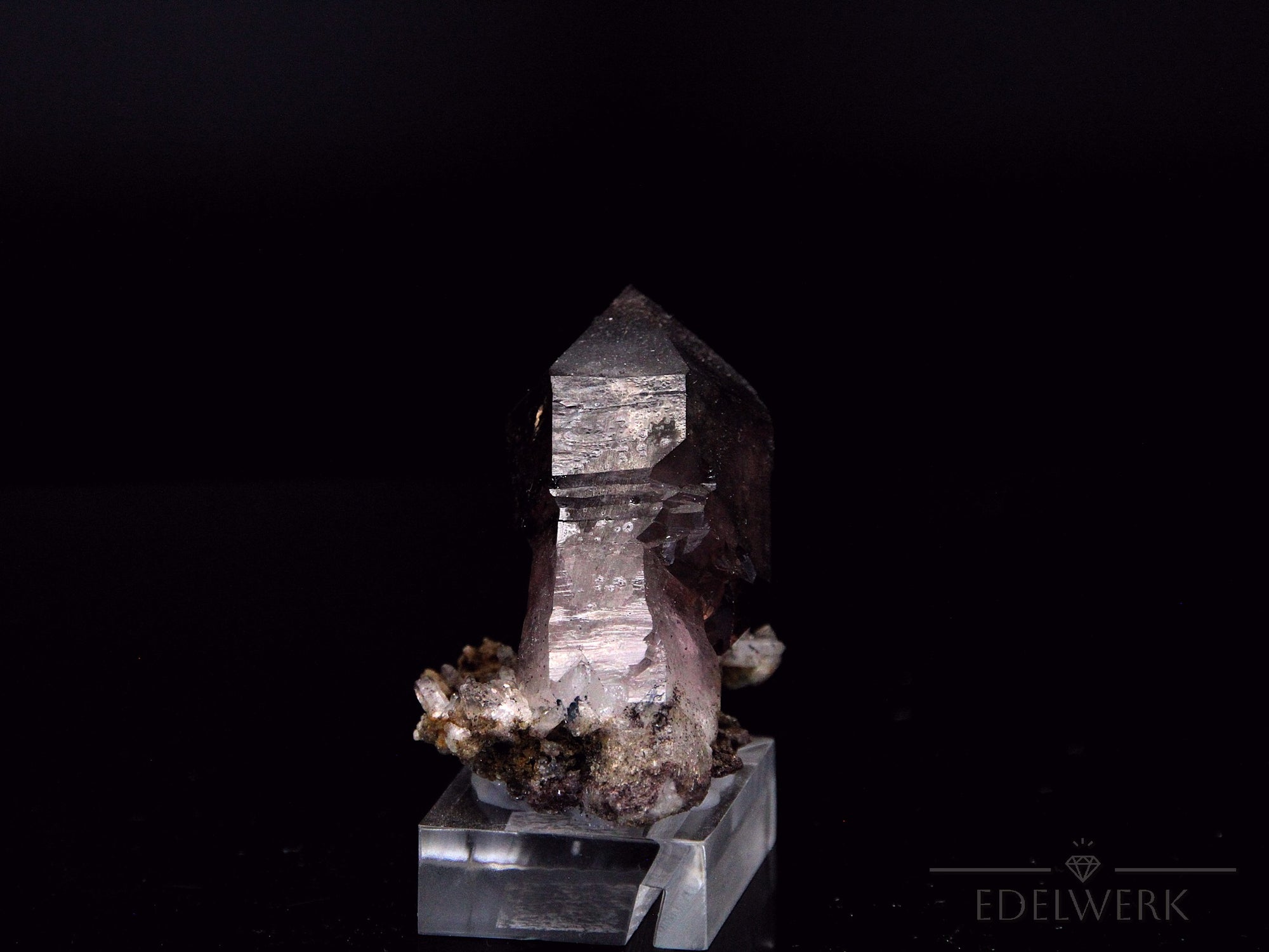 Strahlender Brandbergamethyst, fördert spirituelle Ruhe, violette glänzende Form.