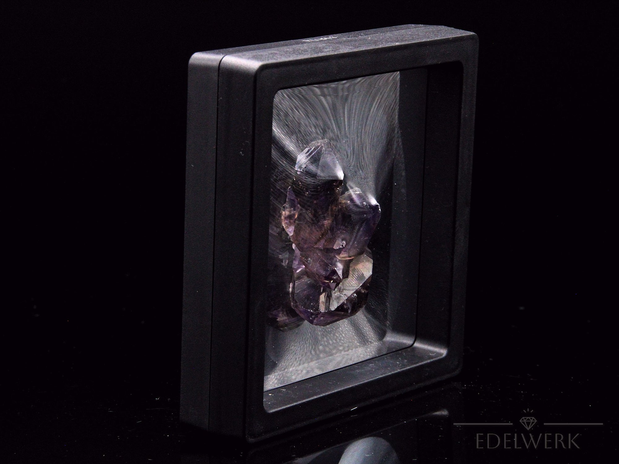 Brandbergamethyst Kristall, Heilstein für innere Ruhe, violette Oberfläche.