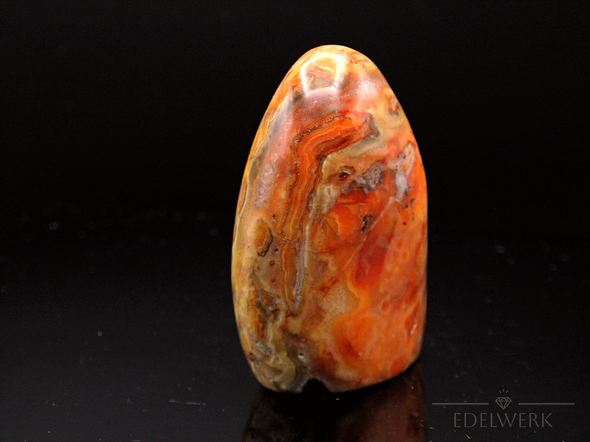 Strahlender Carneol, Heilstein für spirituelle Klarheit, orange glänzende Form.