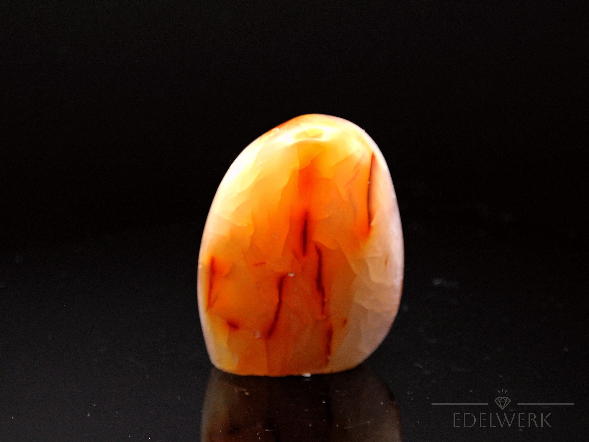 Natürlicher Carneol, fördert energetische Kraft, ungeschliffene orange Struktur.
