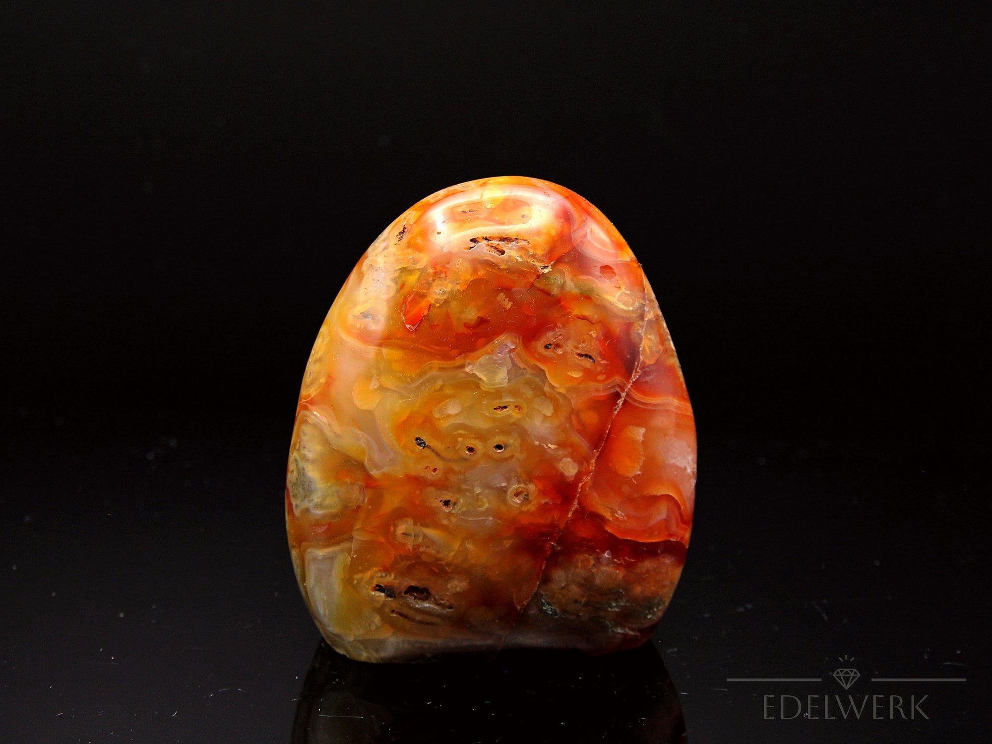 Natürlicher Carneol, Heilstein für intuitive Kraft, orange Kristallform.