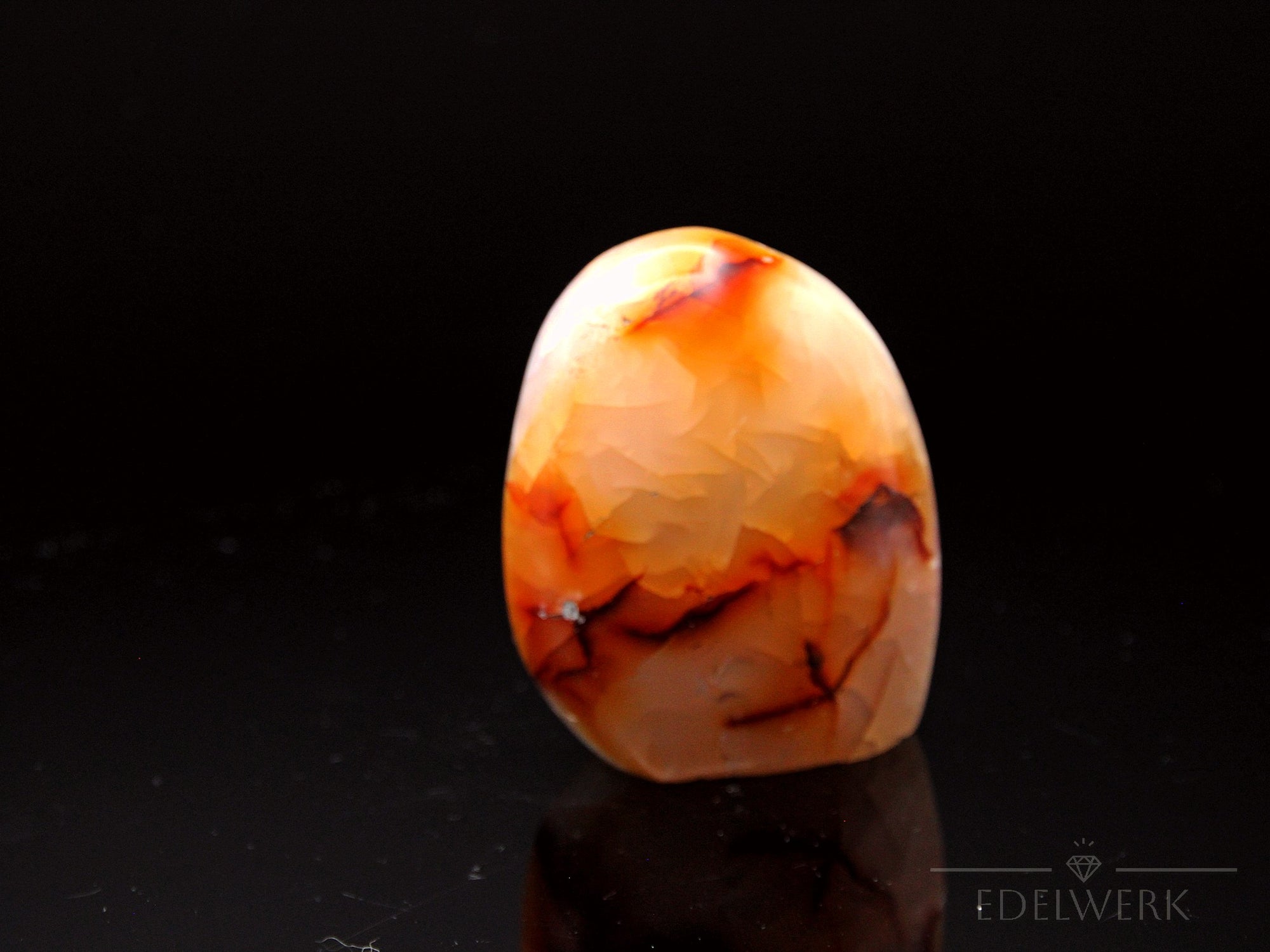 Natürlicher Carneol, fördert meditative Kreativität, orange Oberfläche.