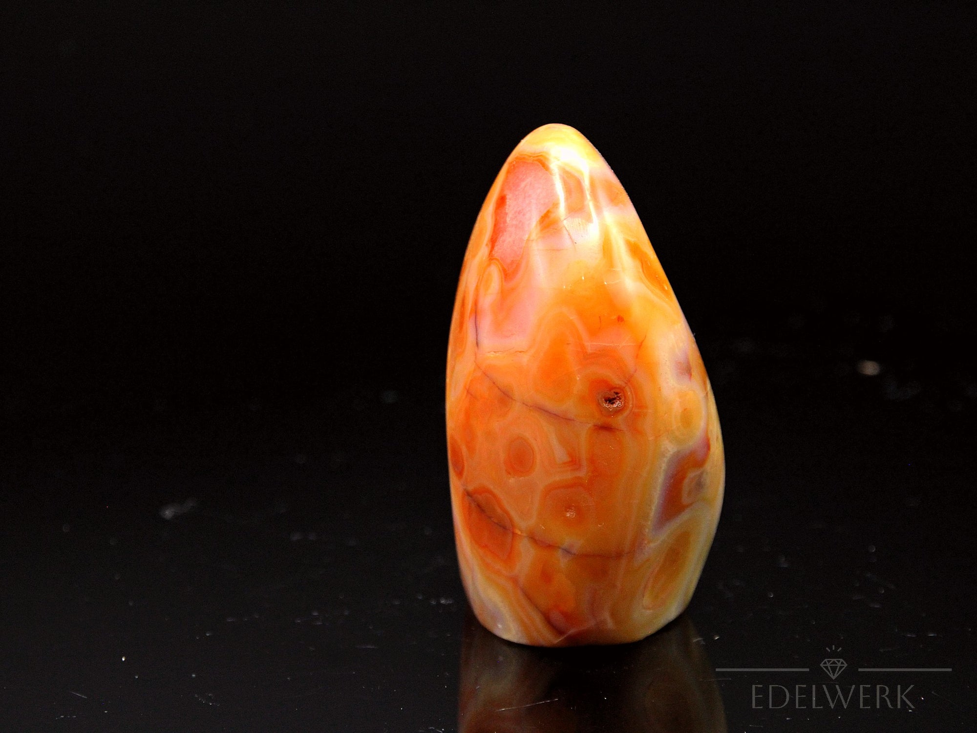 Klarer Carneol, Heilstein für spirituelle Kreativität, orange glänzende Struktur.