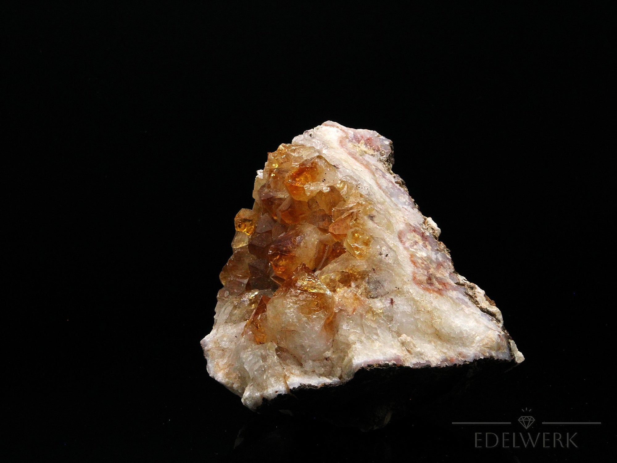 Klarer Citrin Heilstein, Heilstein für meditative Klarheit, gelbe glänzende Form.
