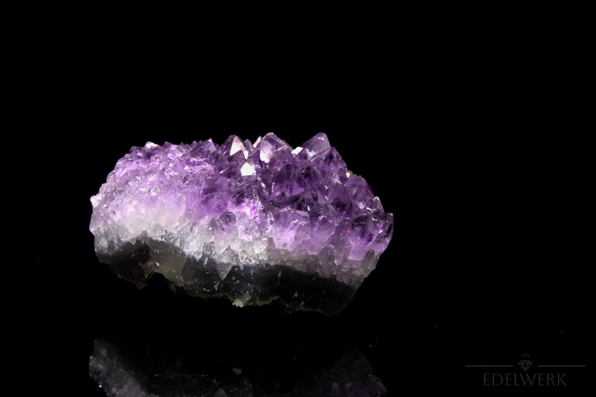 Violetter Amethyst Kristall, fördert spirituelle Harmonie, violette Kristalloberfläche.