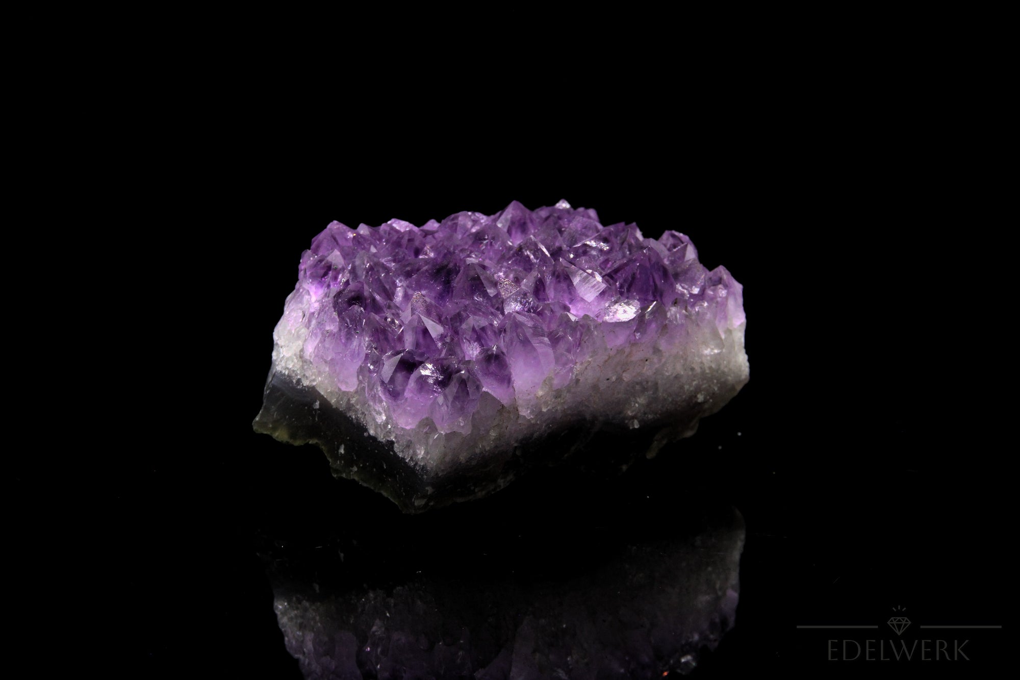 Violetter Amethyst Kristall, Heilstein für meditative Kraft, violette glänzende Struktur.