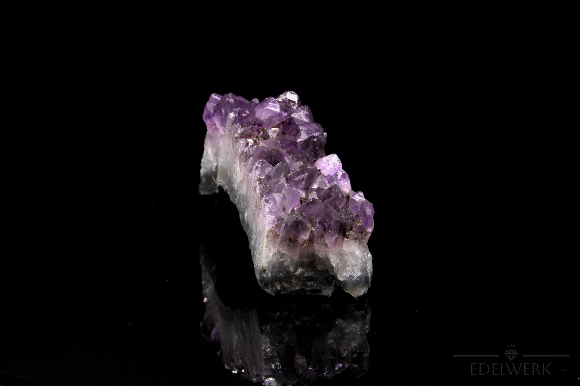 Natürlicher Amethyst Kristall, Heilstein für klare Energie, ungeschliffene violette Form.