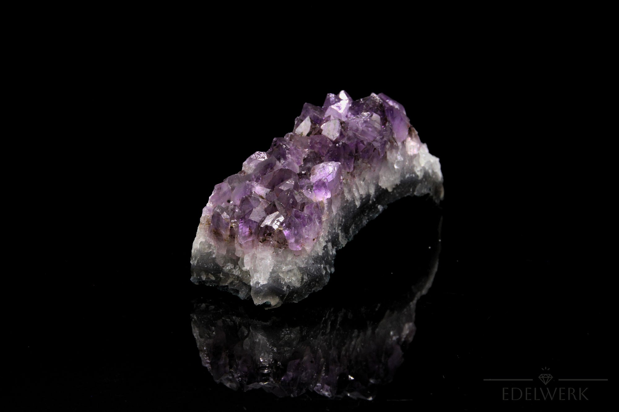 Natürlicher Amethyst Kristall, fördert spirituelle Harmonie, violette glänzende Struktur.