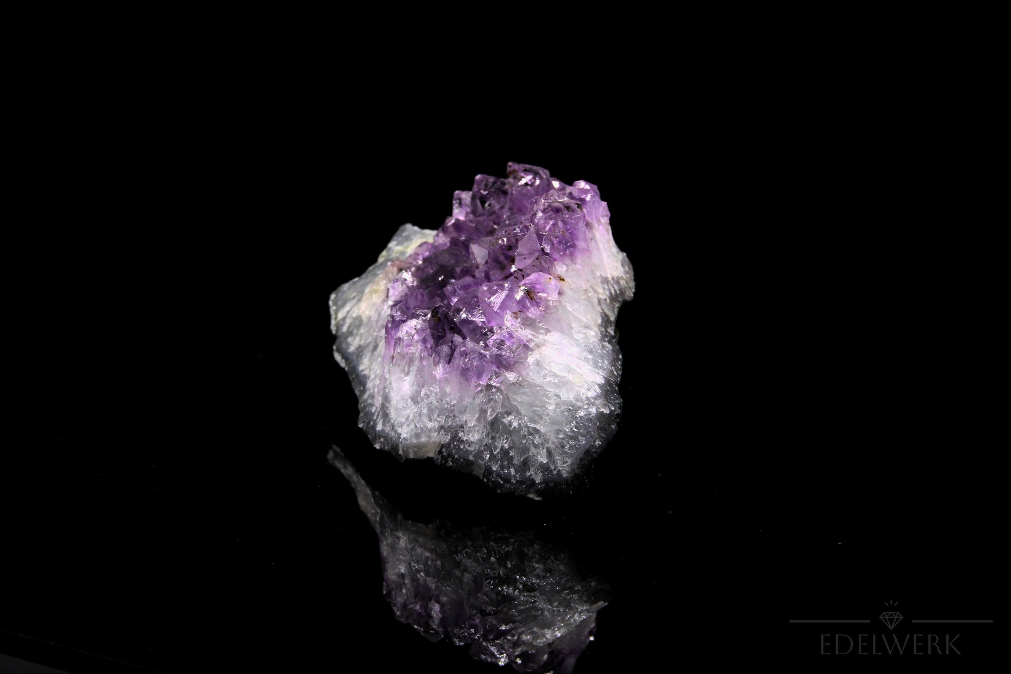 Tiefvioletter Amethyst Kristall, Heilstein für intuitive Klarheit, violette natürliche Struktur.