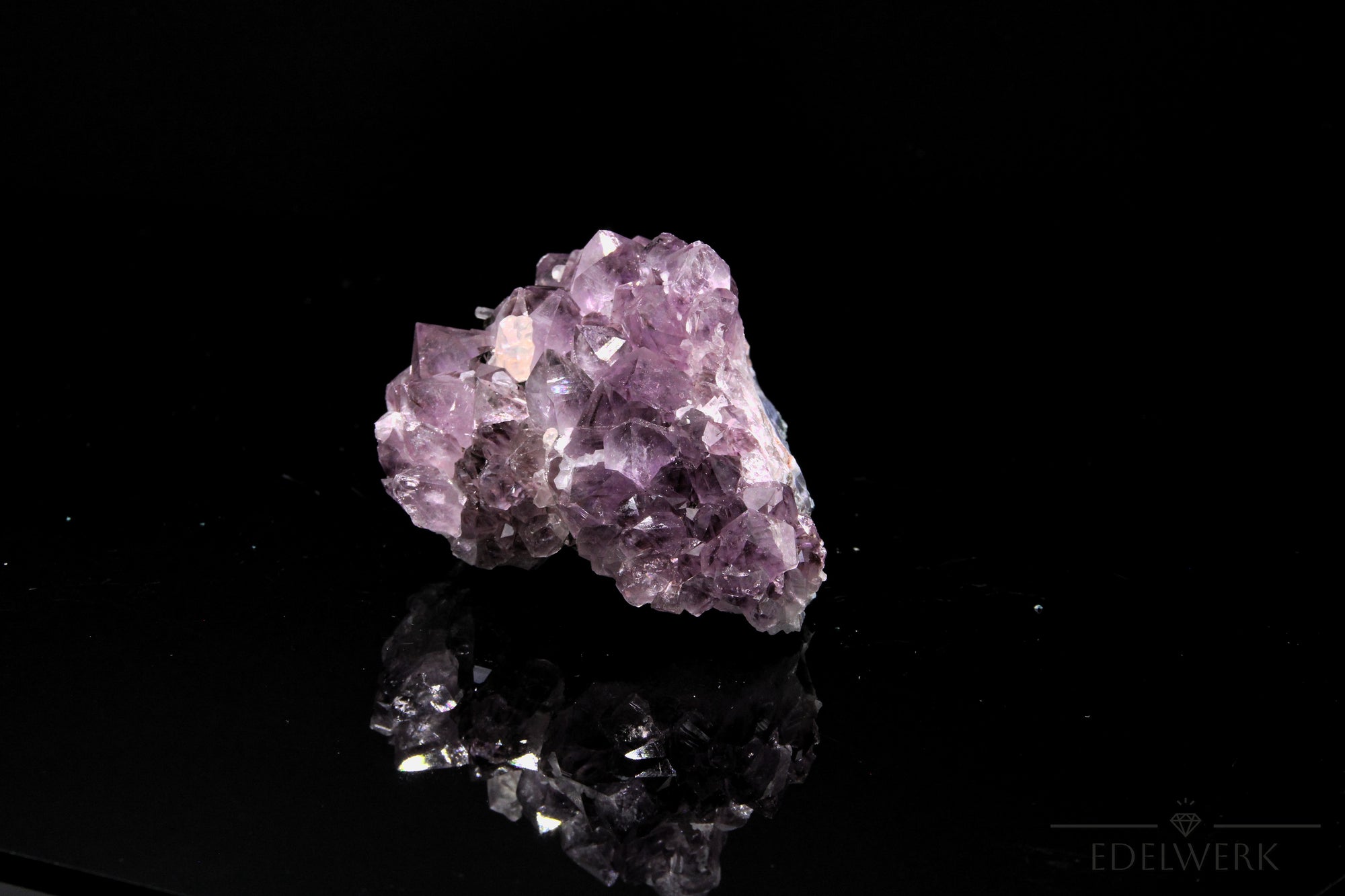 Strahlender Amethyst Kristall, Heilstein für intuitive Energie, violette natürliche Form.