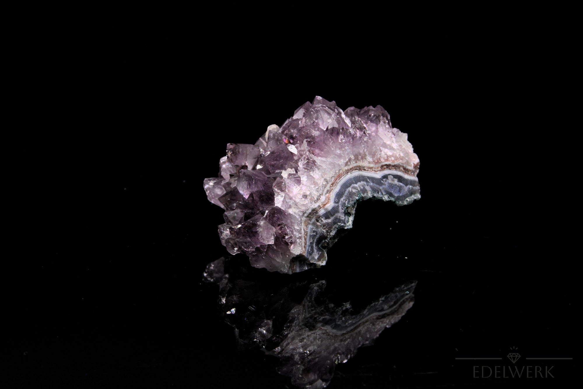 Strahlender Amethyst Kristall, fördert spirituelle Ruhe, violette Kristalloberfläche.
