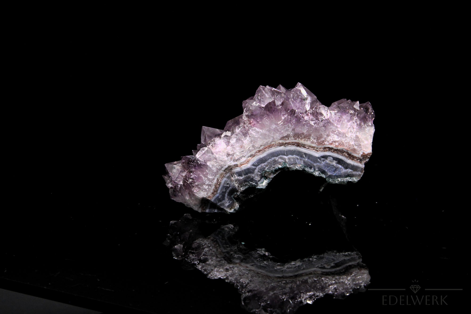 Strahlender Amethyst Kristall, Heilstein für energetische Balance, violette Struktur.