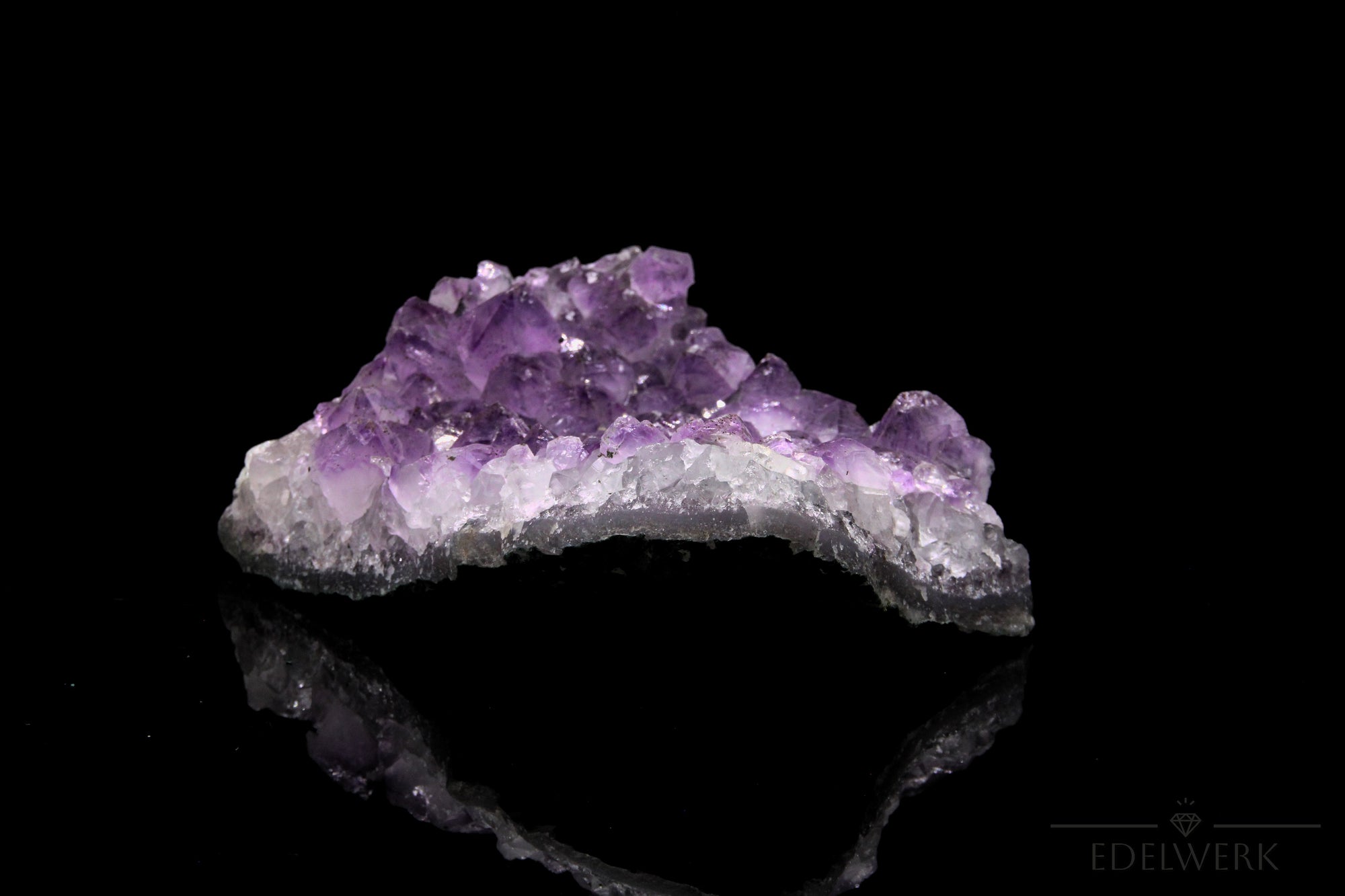 Hochwertiger Amethyst Kristall, Heilstein für intuitive Schutz, klare violette Struktur.