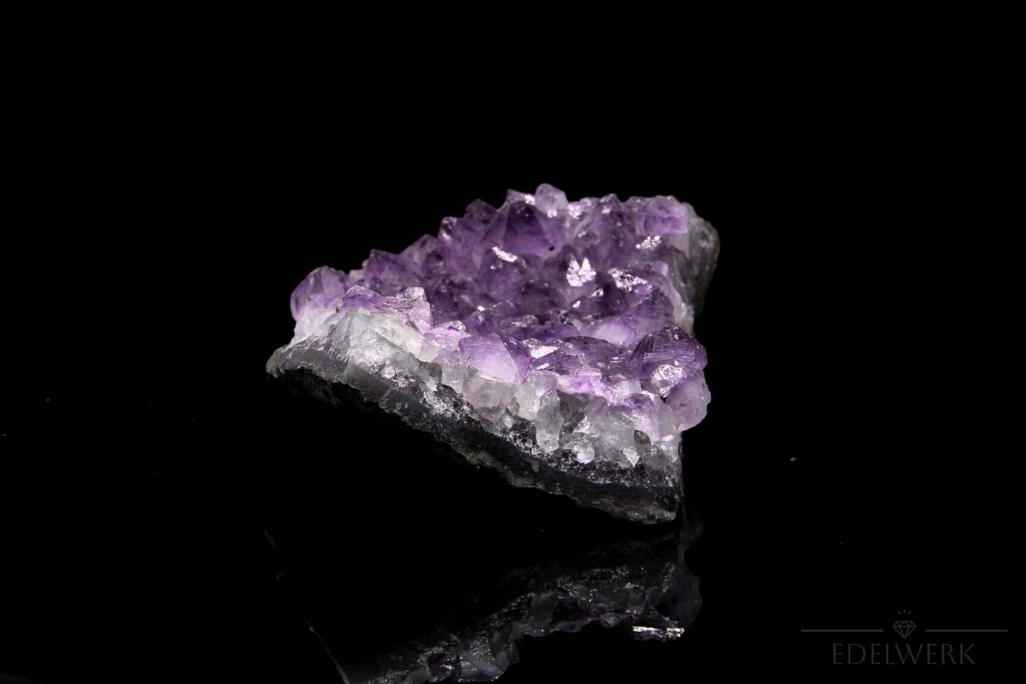 Hochwertiger Amethyst Kristall, fördert energetische Klarheit, violette natürliche Form.